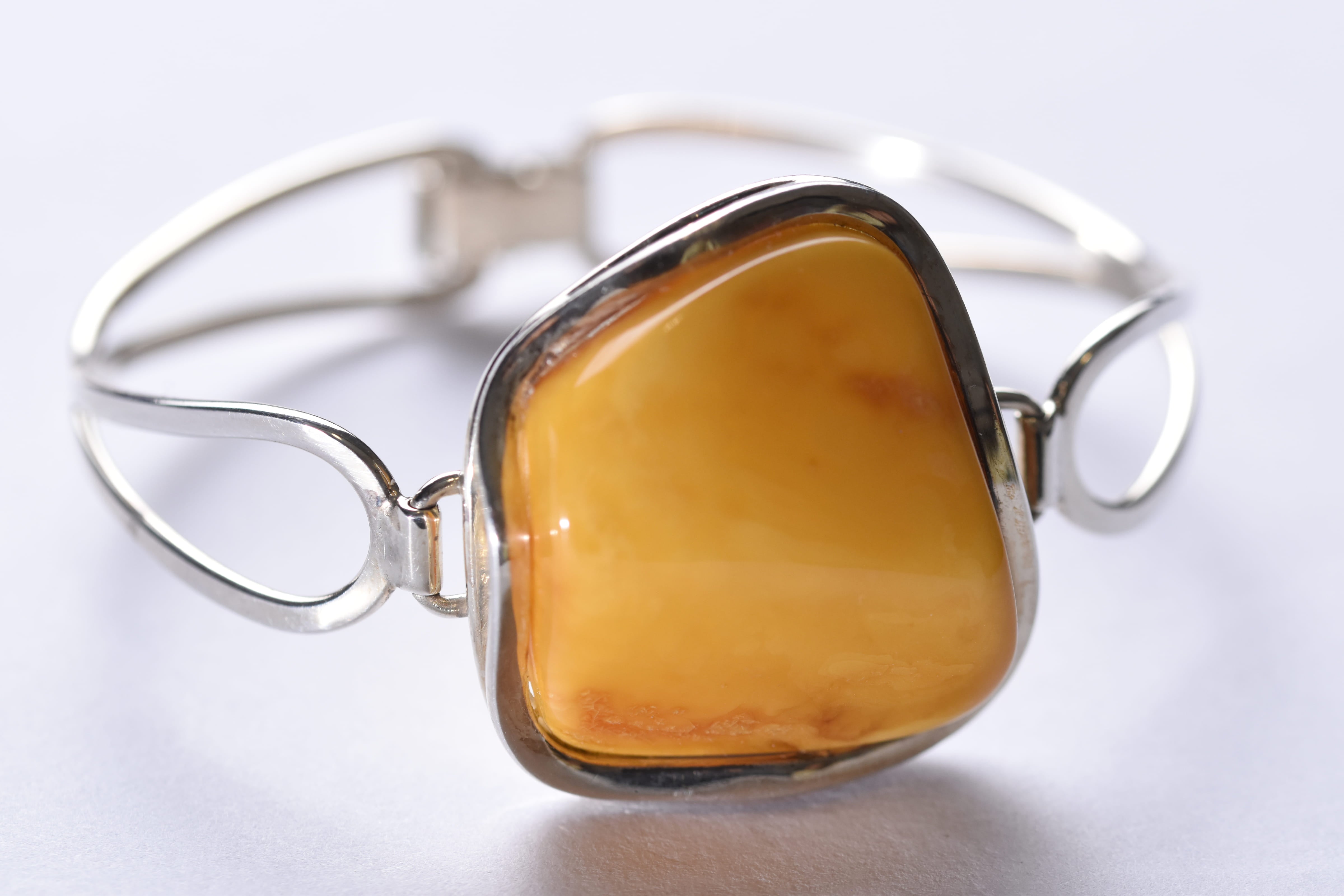 Lengyel borostyánkő karkötő ezüst foglalatban