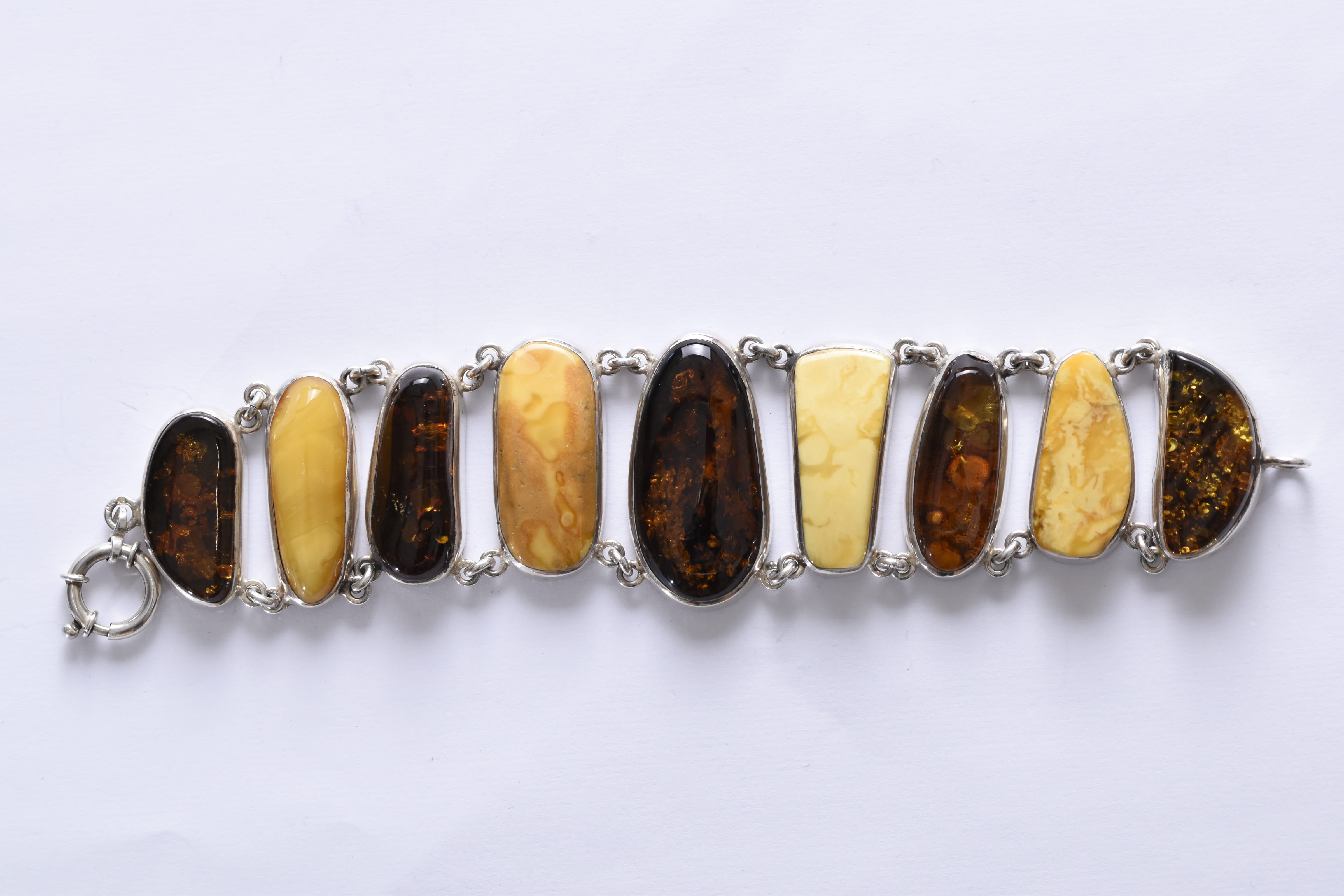 Lengyel borostyánkő karkötő ezüst foglalatban