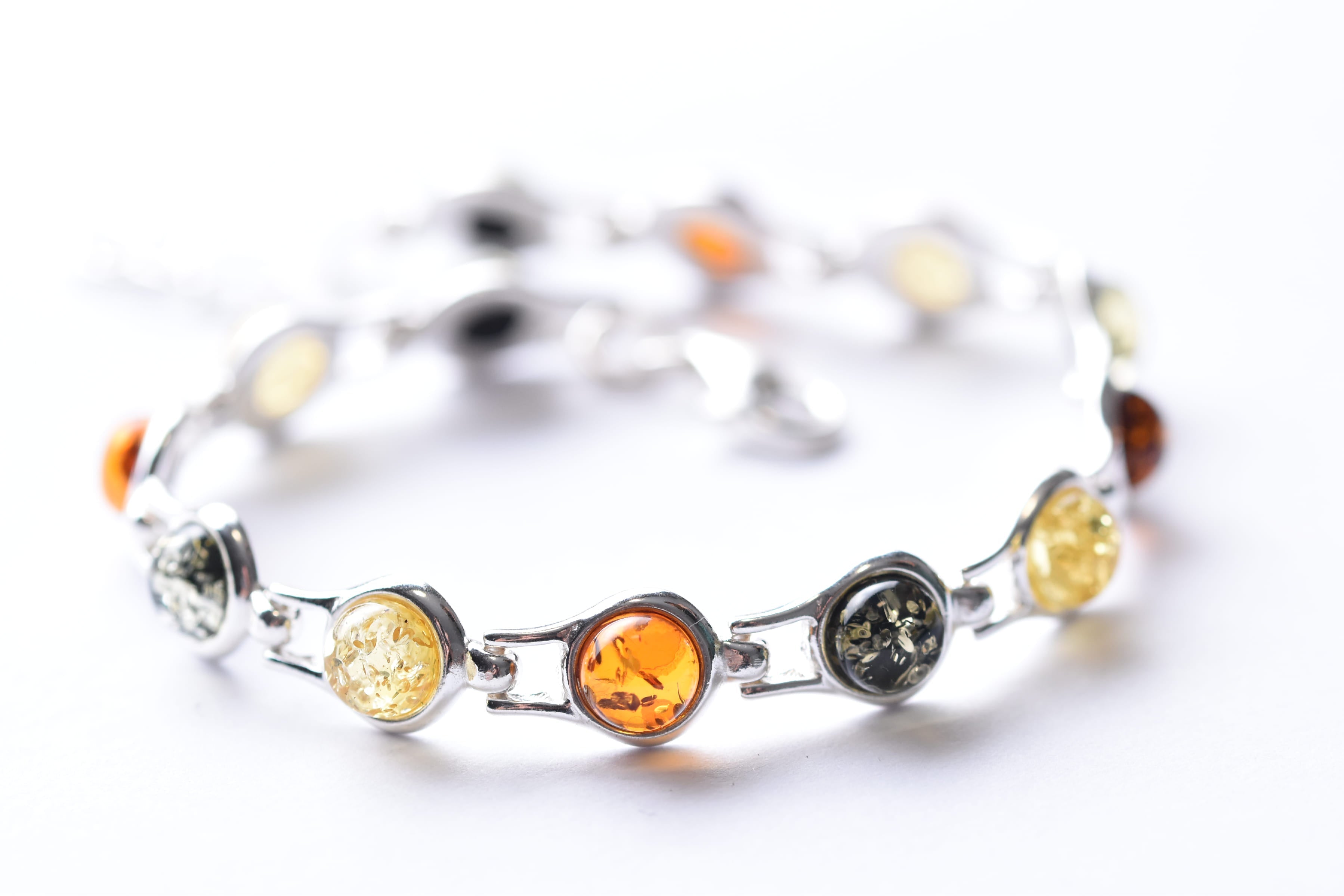 Lengyel borostyán karkötő ezüst foglalatban