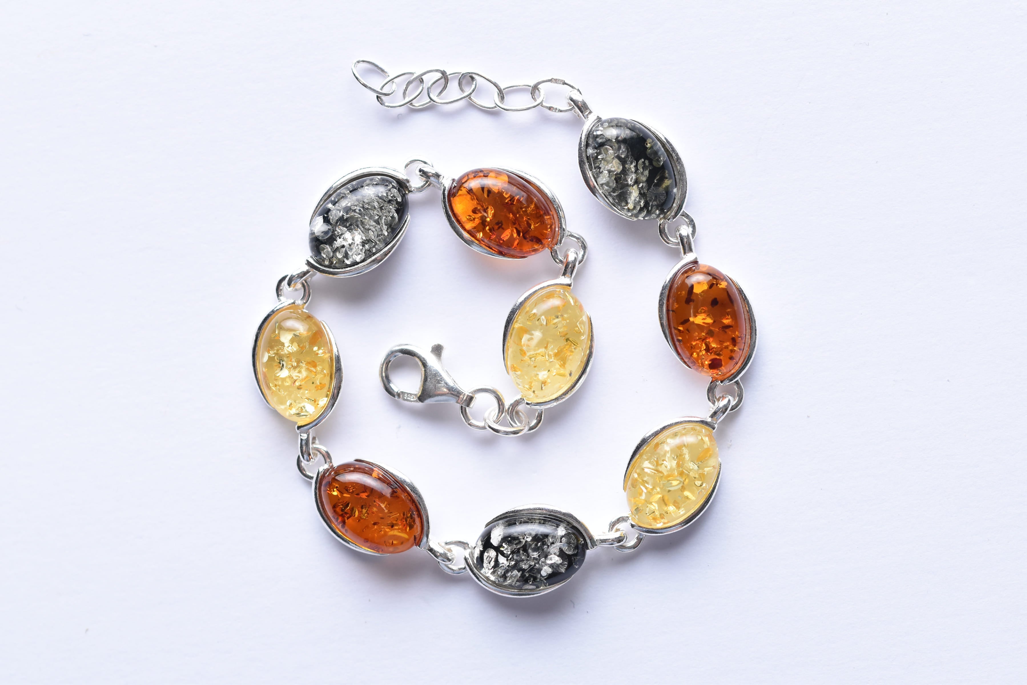 Lengyel borostyán karkötő ezüst foglalatban