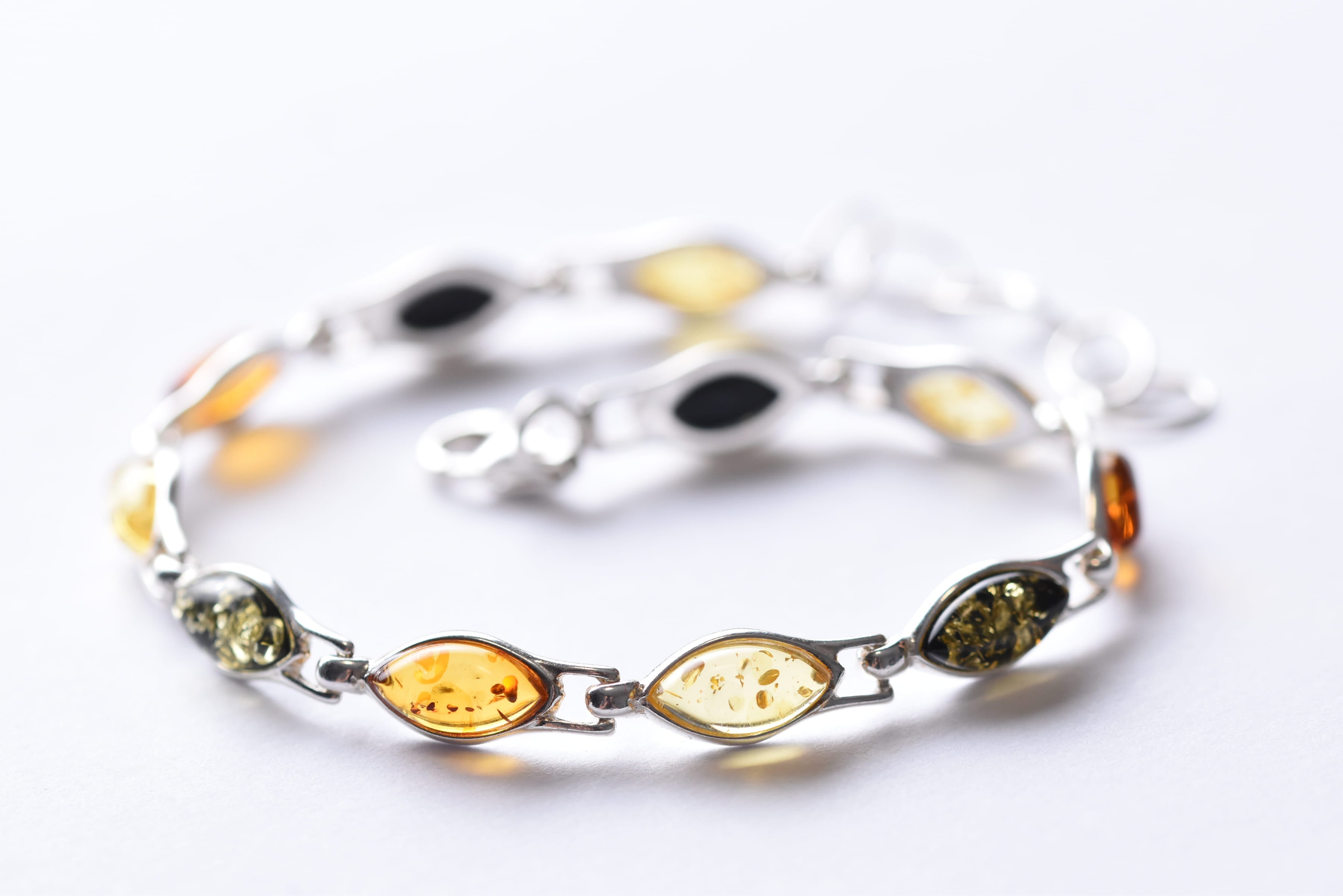 Lengyel borostyán karkötő ezüst foglalatban