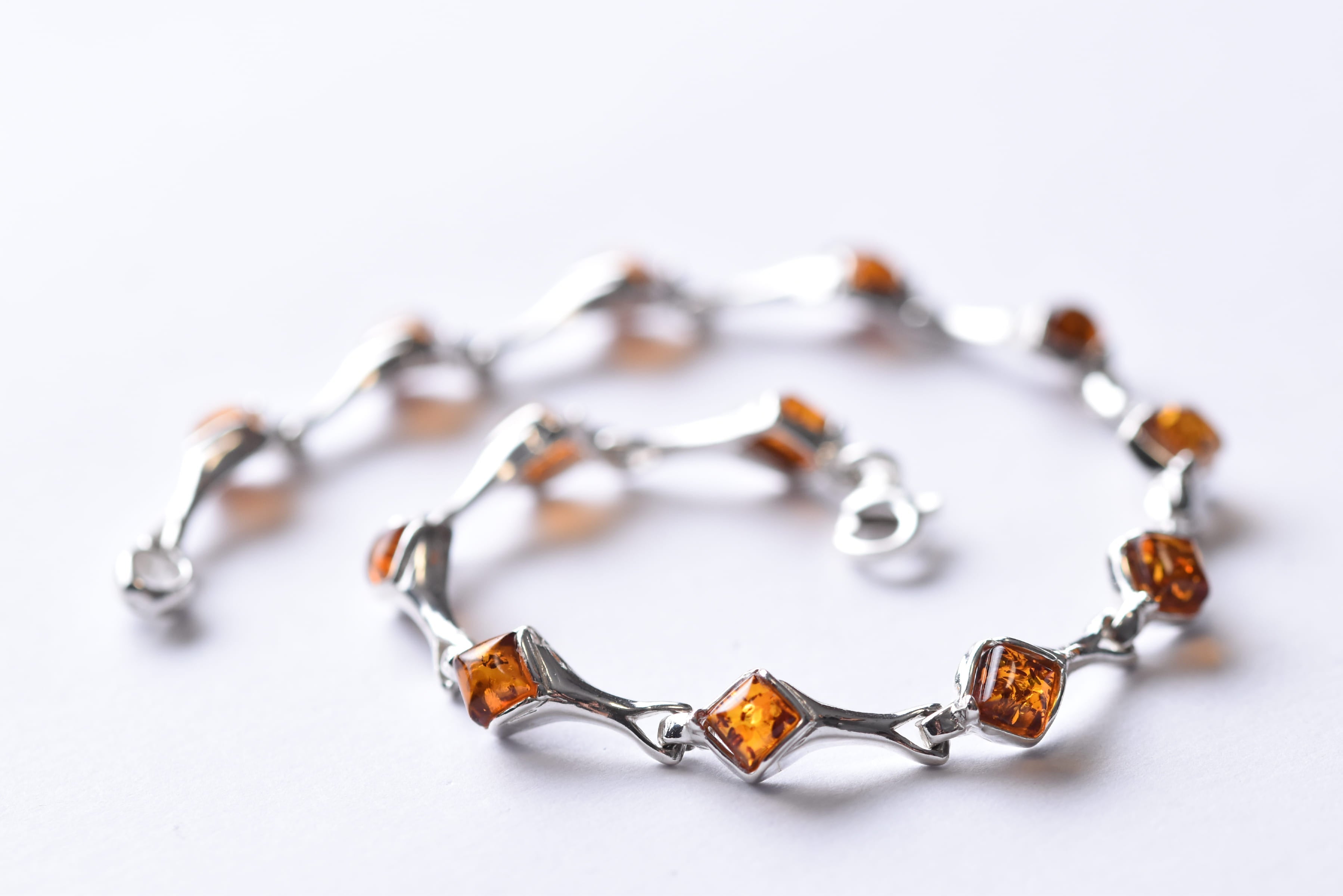 Lengyel borostyán karkötő ezüst foglalatban