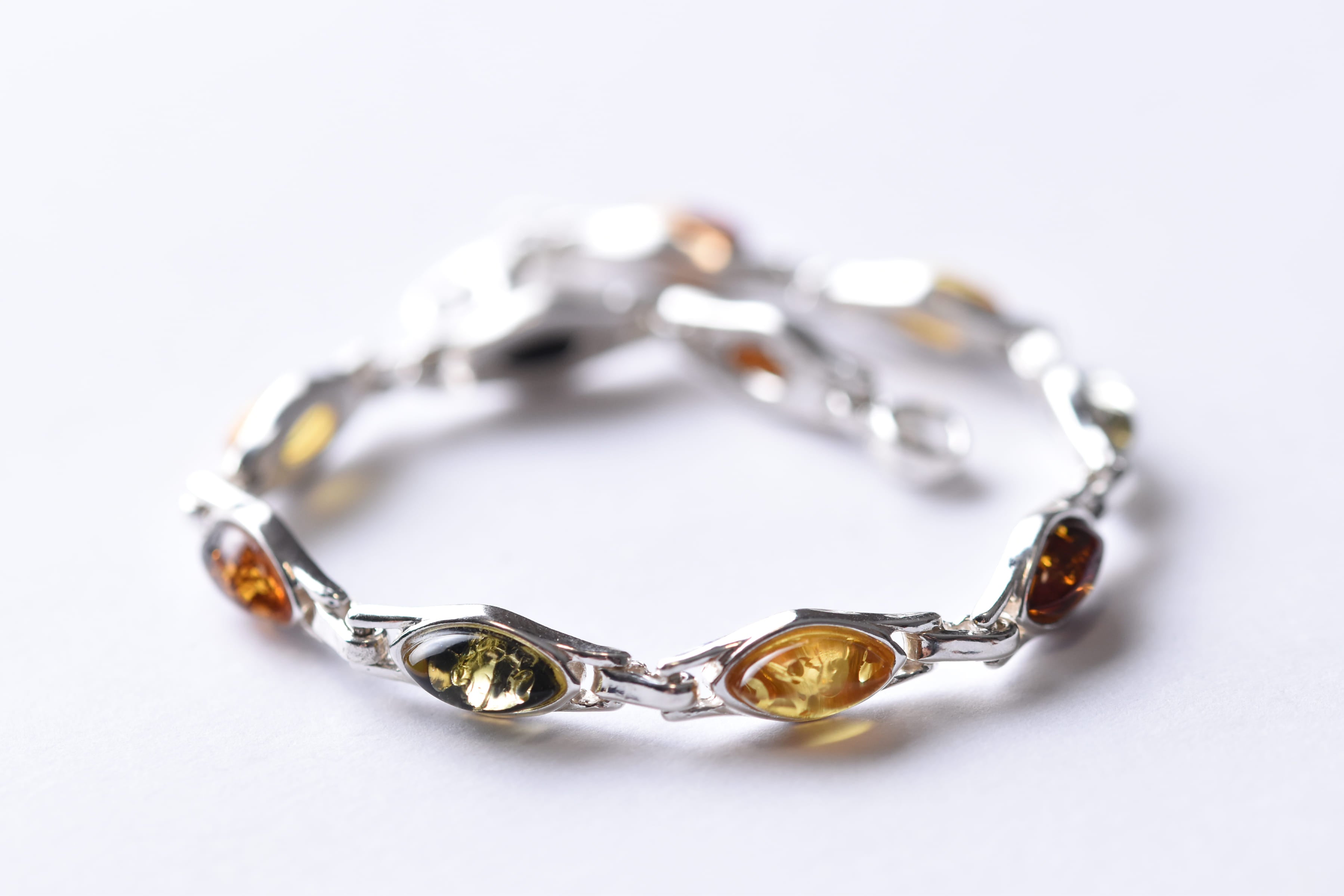 Lengyel borostyán karkötő ezüst foglalatban