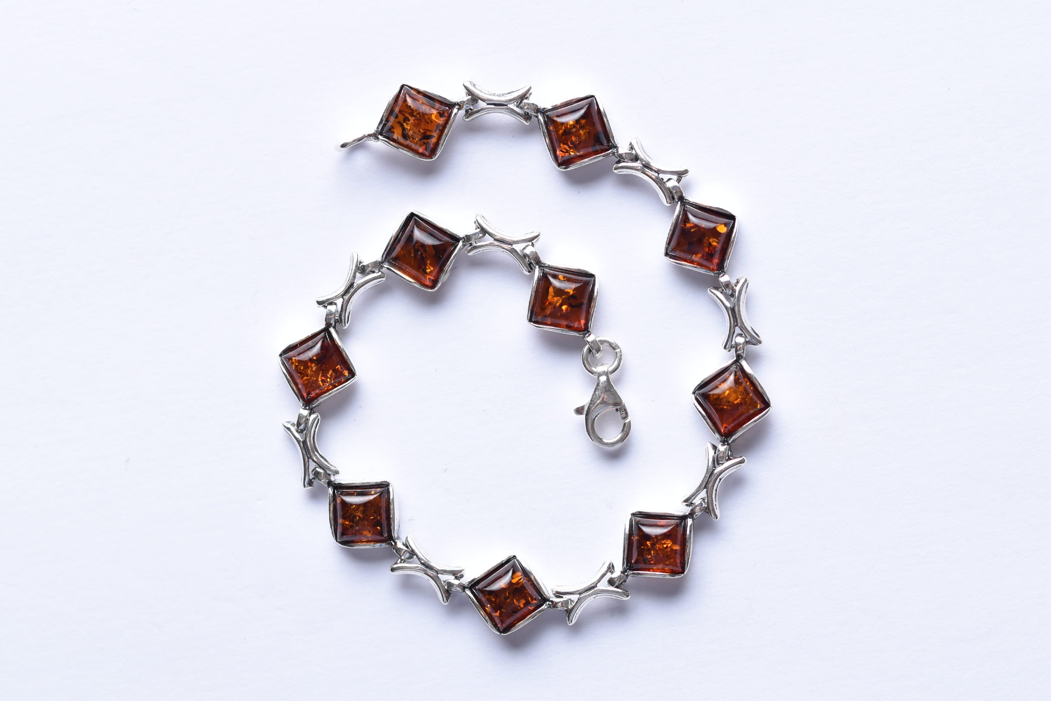 Lengyel borostyán karkötő ezüst foglalatban