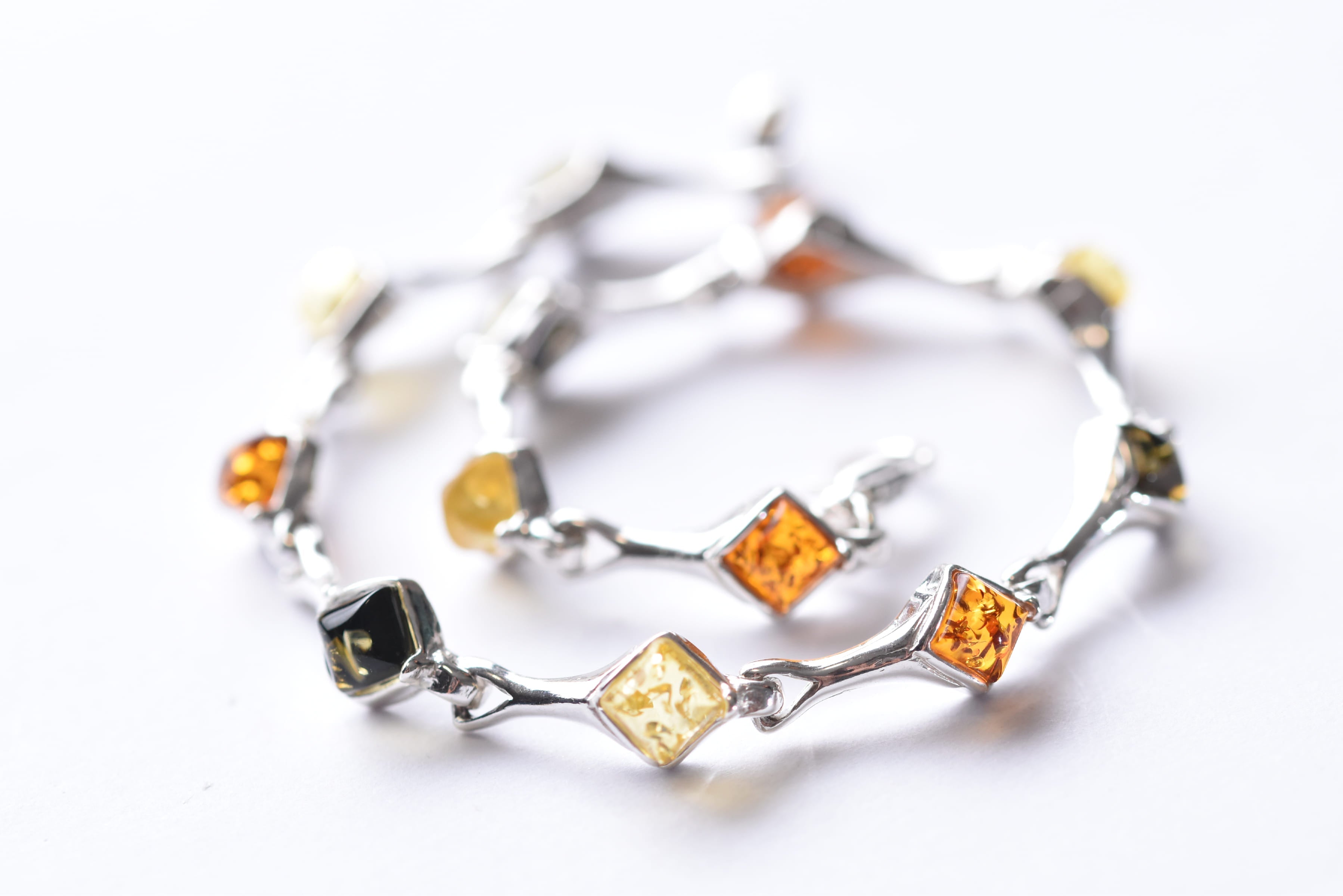 Lengyel borostyán karkötő ezüst foglalatban