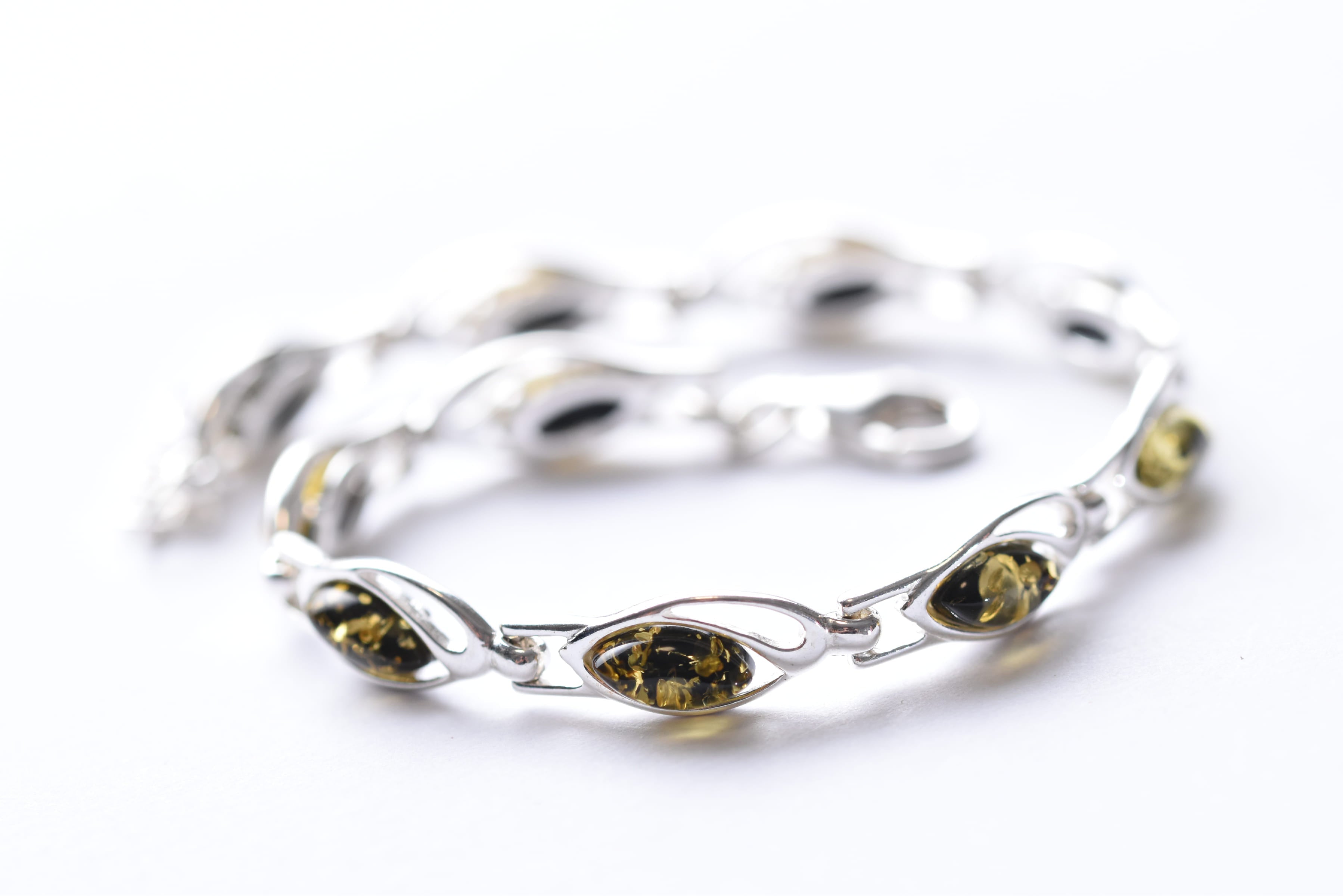 Lengyel borostyán karkötő ezüst foglalatban