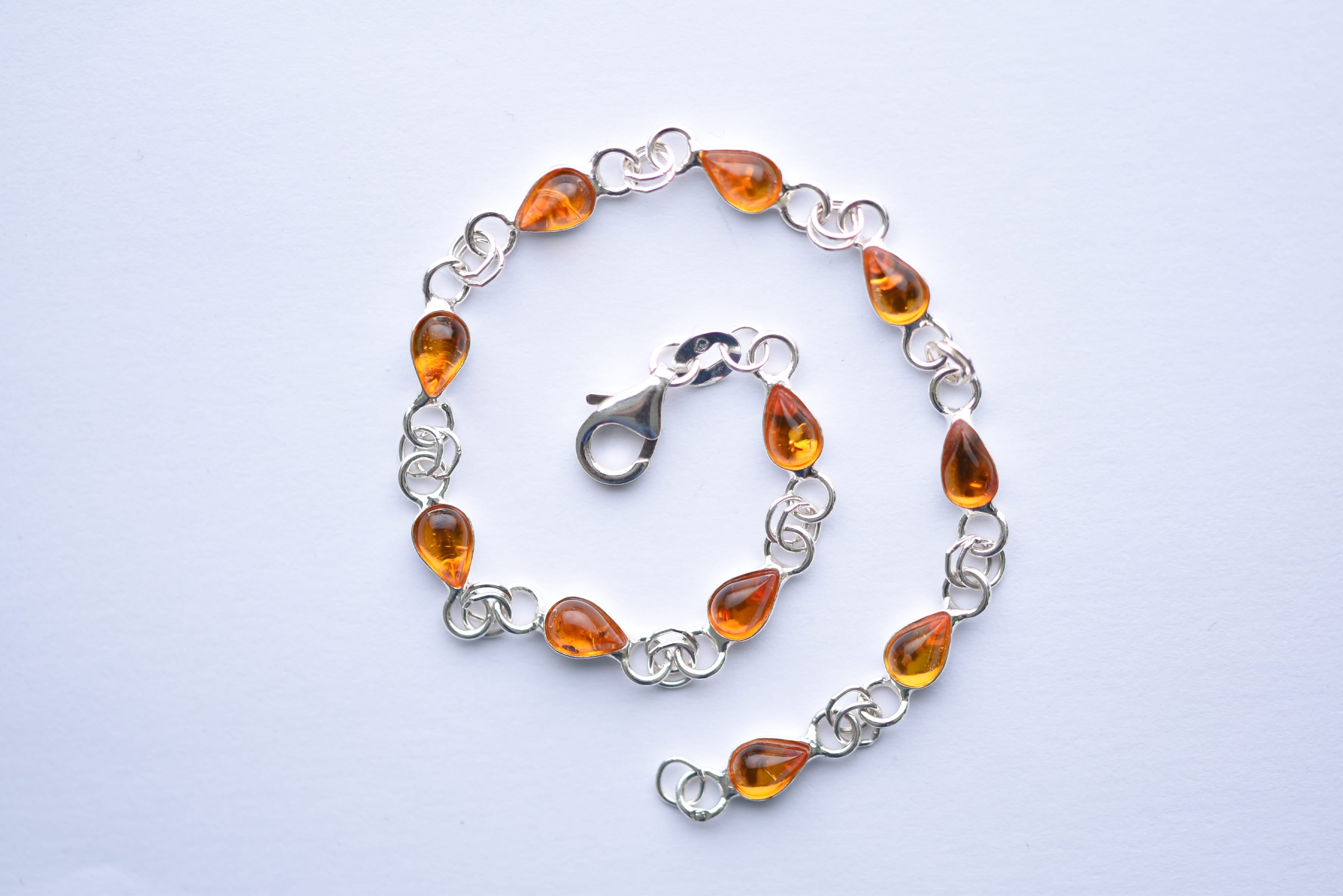 Lengyel borostyán karkötő ezüst foglalatban