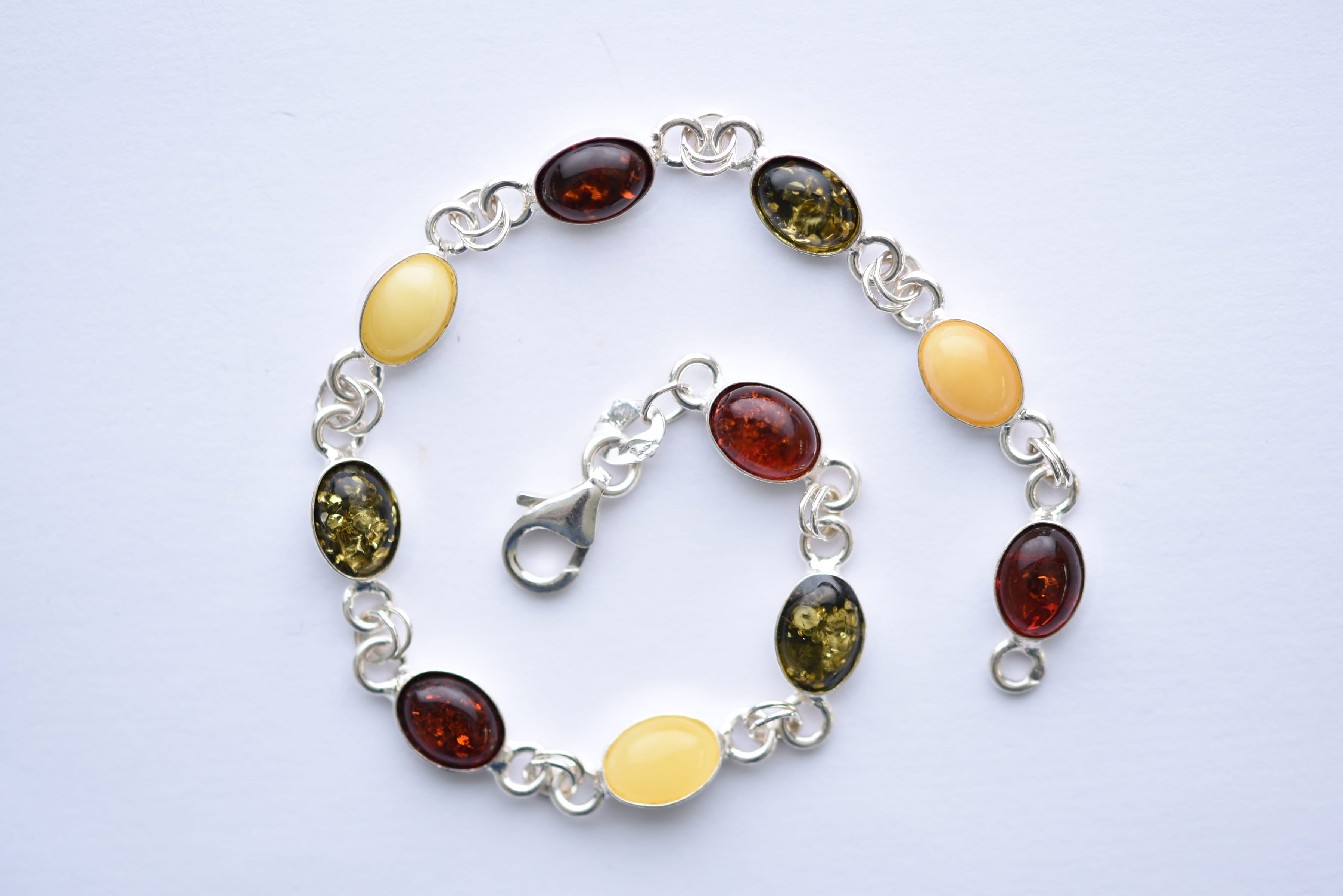 Lengyel borostyán karkötő ezüst foglalatban