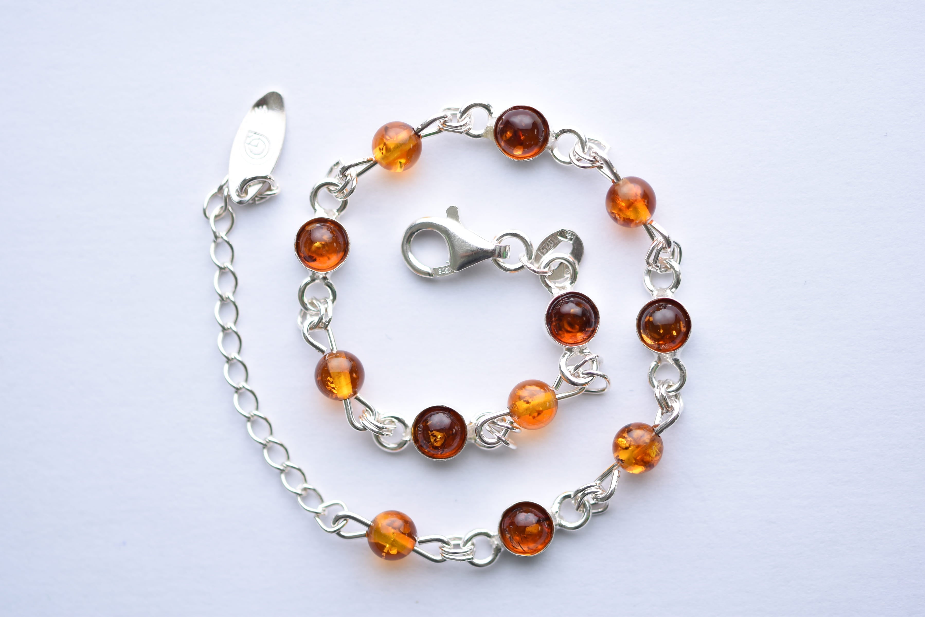 Lengyel borostyán karkötő ezüst foglalatban