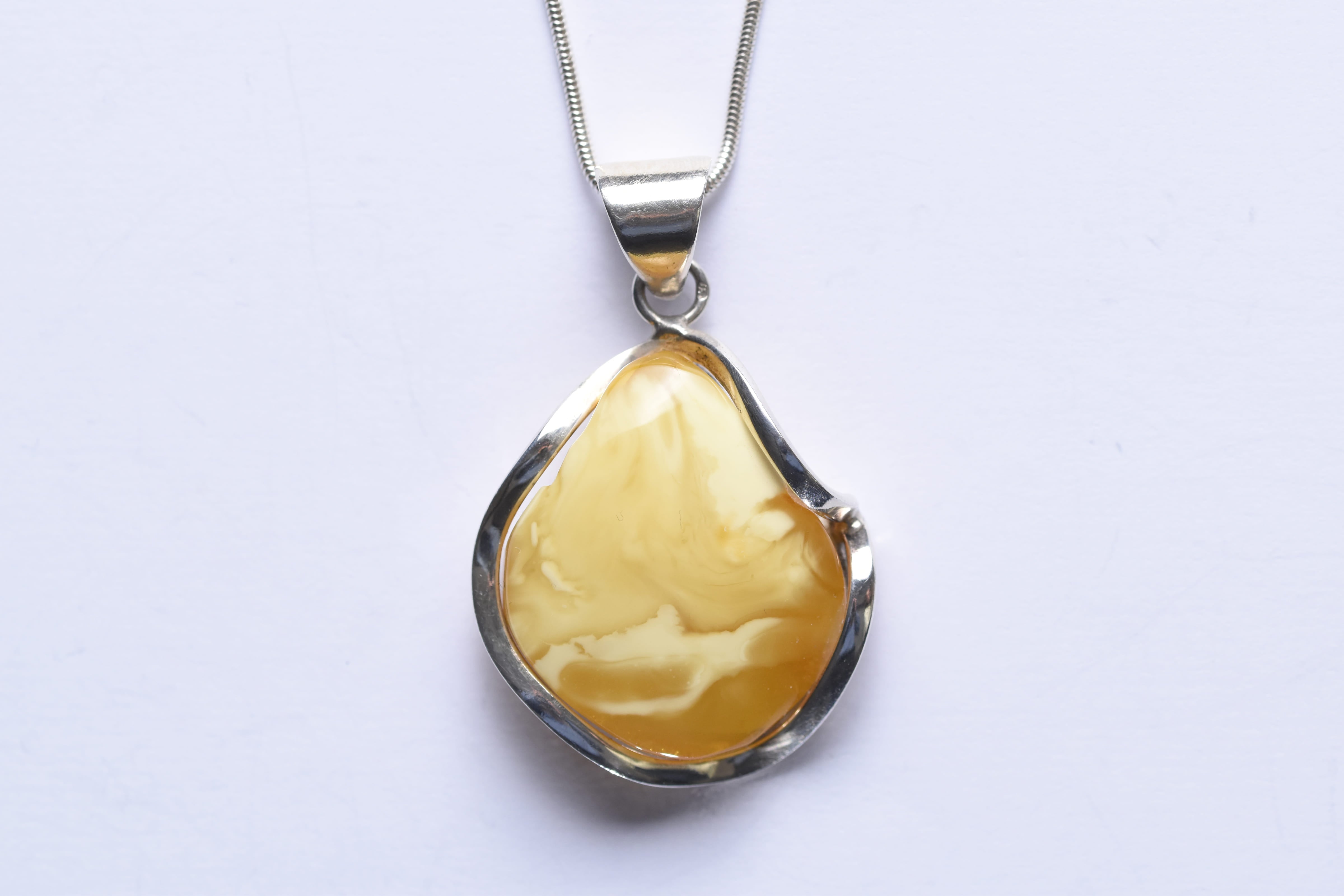 Lengyel borostyánkő medál ezüst foglalatban