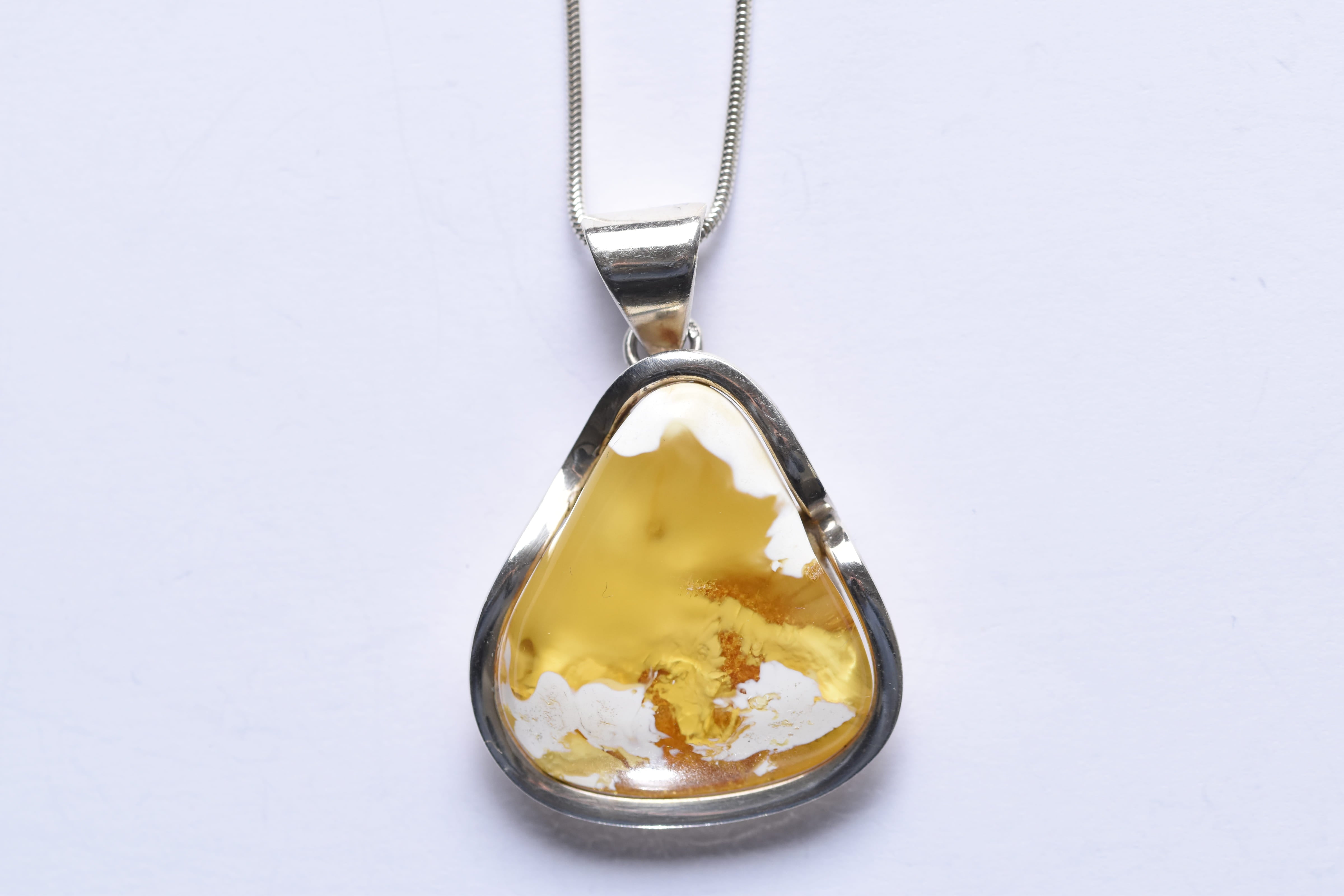 Lengyel borostyánkő medál ezüst foglalatban