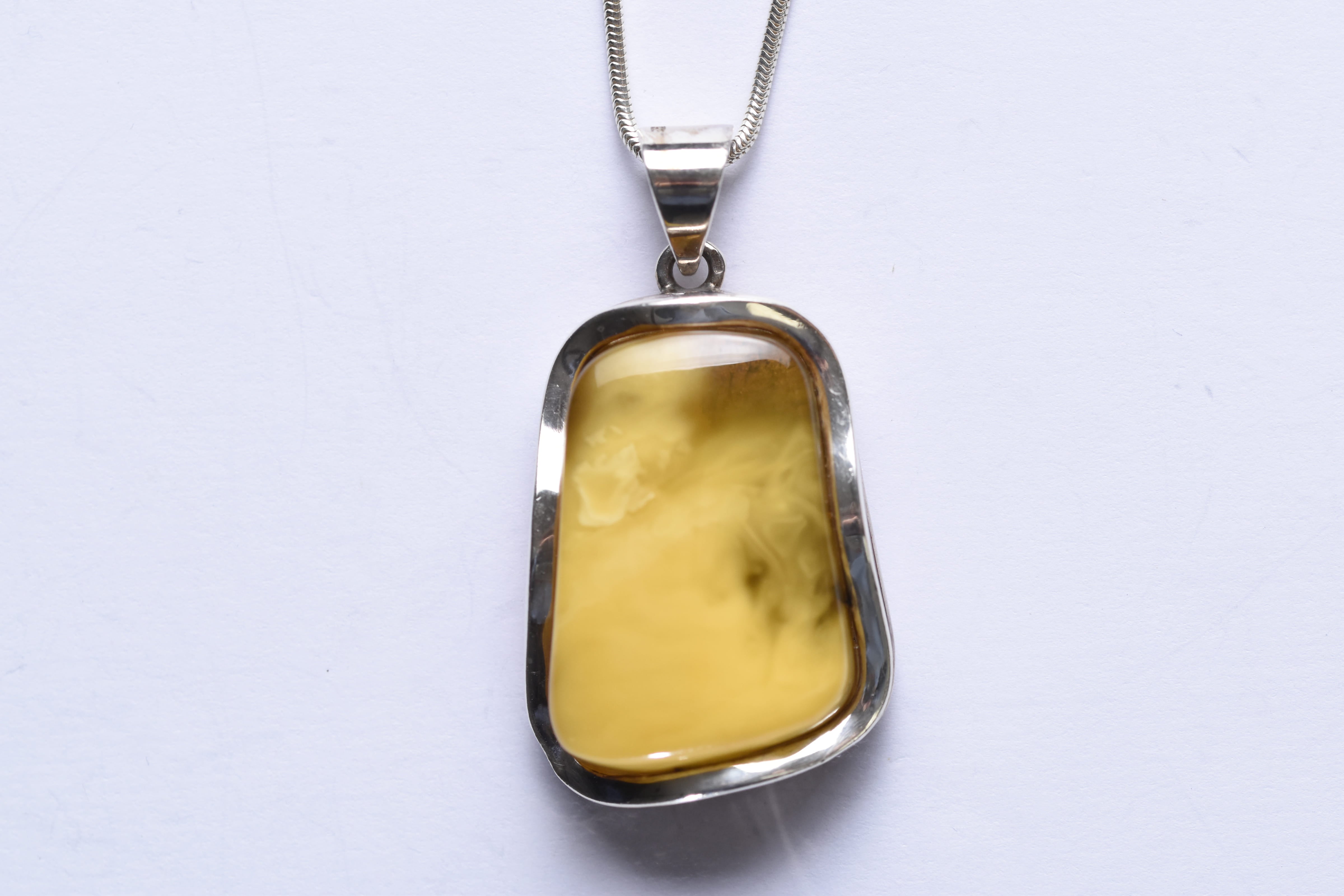 Lengyel borostyánkő medál ezüst foglalatban