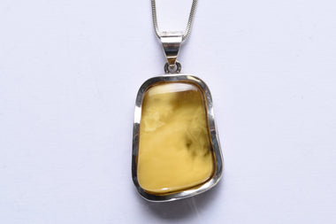 Lengyel borostyánkő medál ezüst foglalatban