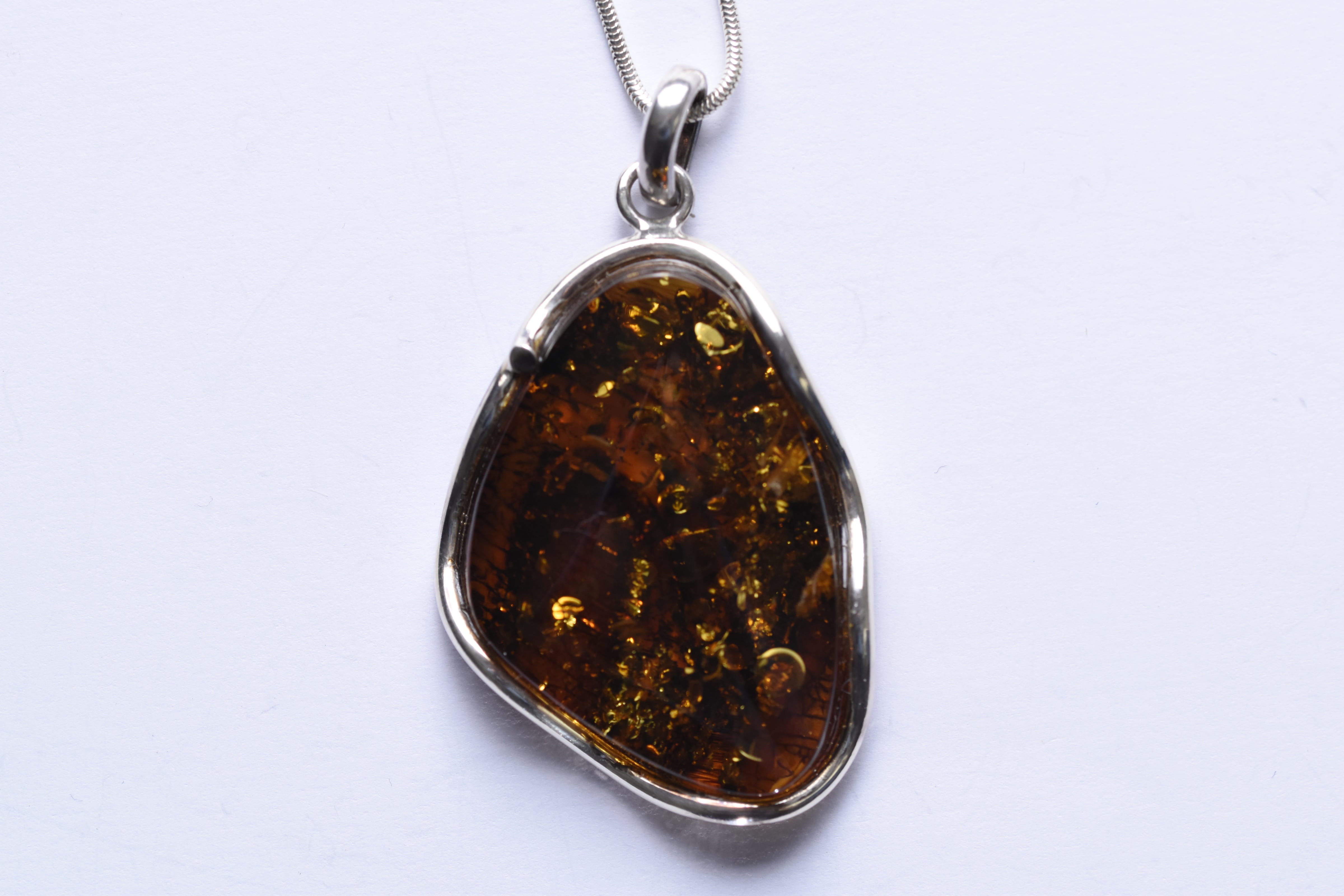 Lengyel borostyánkő medál ezüst foglalatban