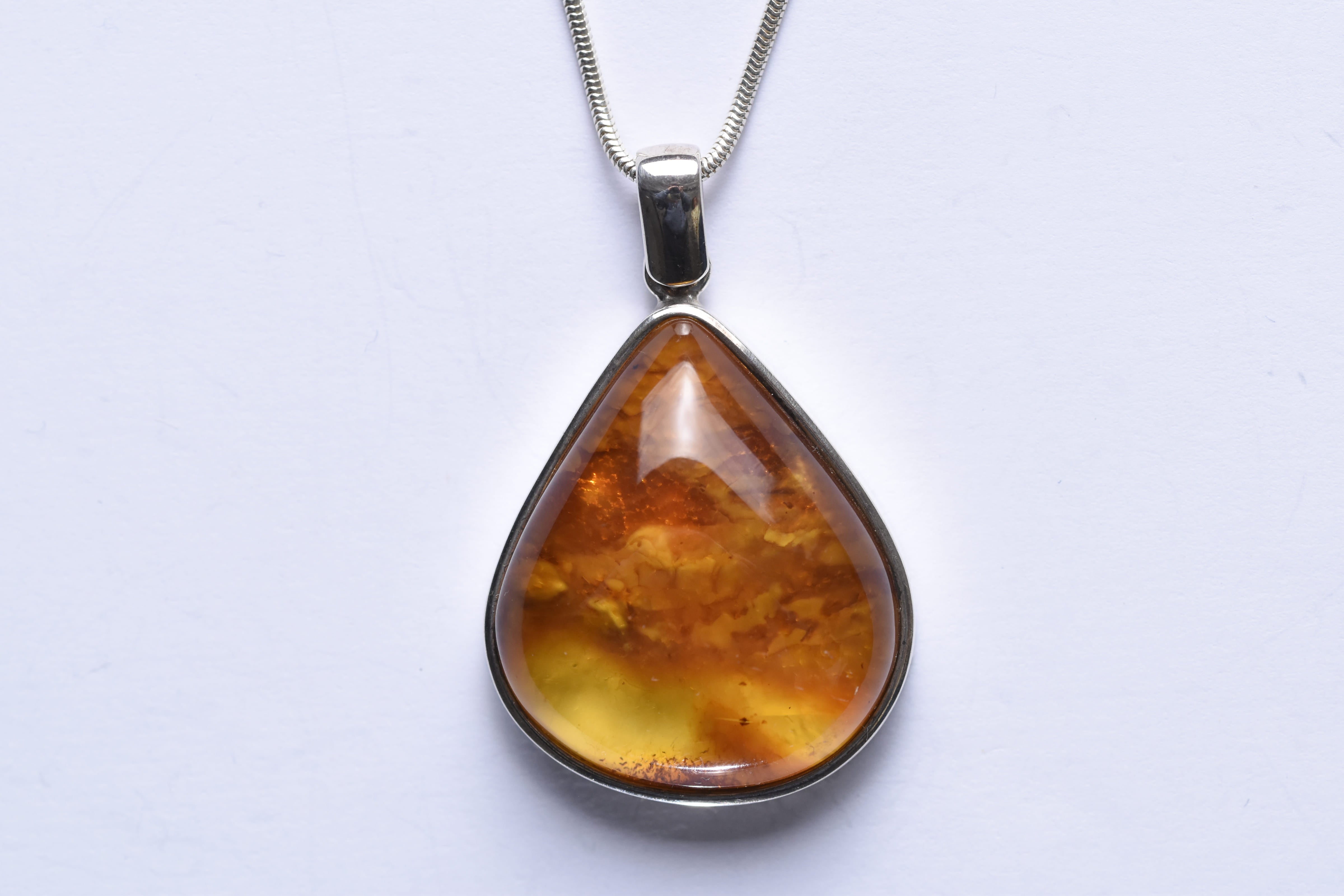 Lengyel borostyánkő medál ezüst foglalatban