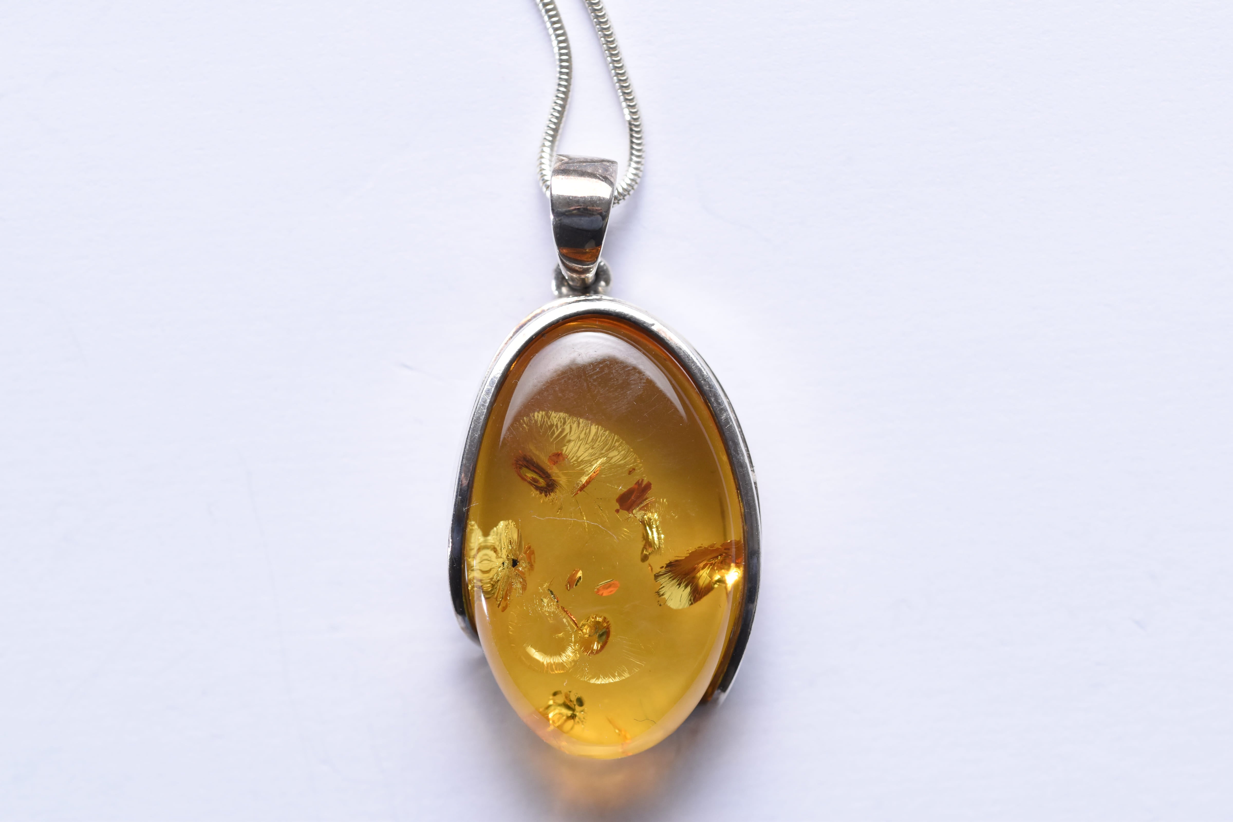 Lengyel borostyánkő medál ezüst foglalatban