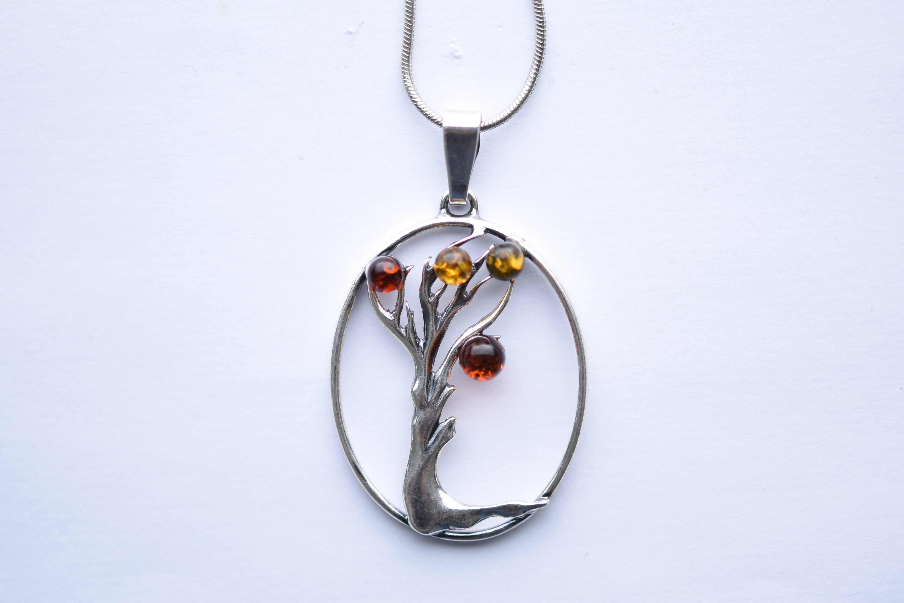 Lengyel borostyán medál ezüst foglalatban