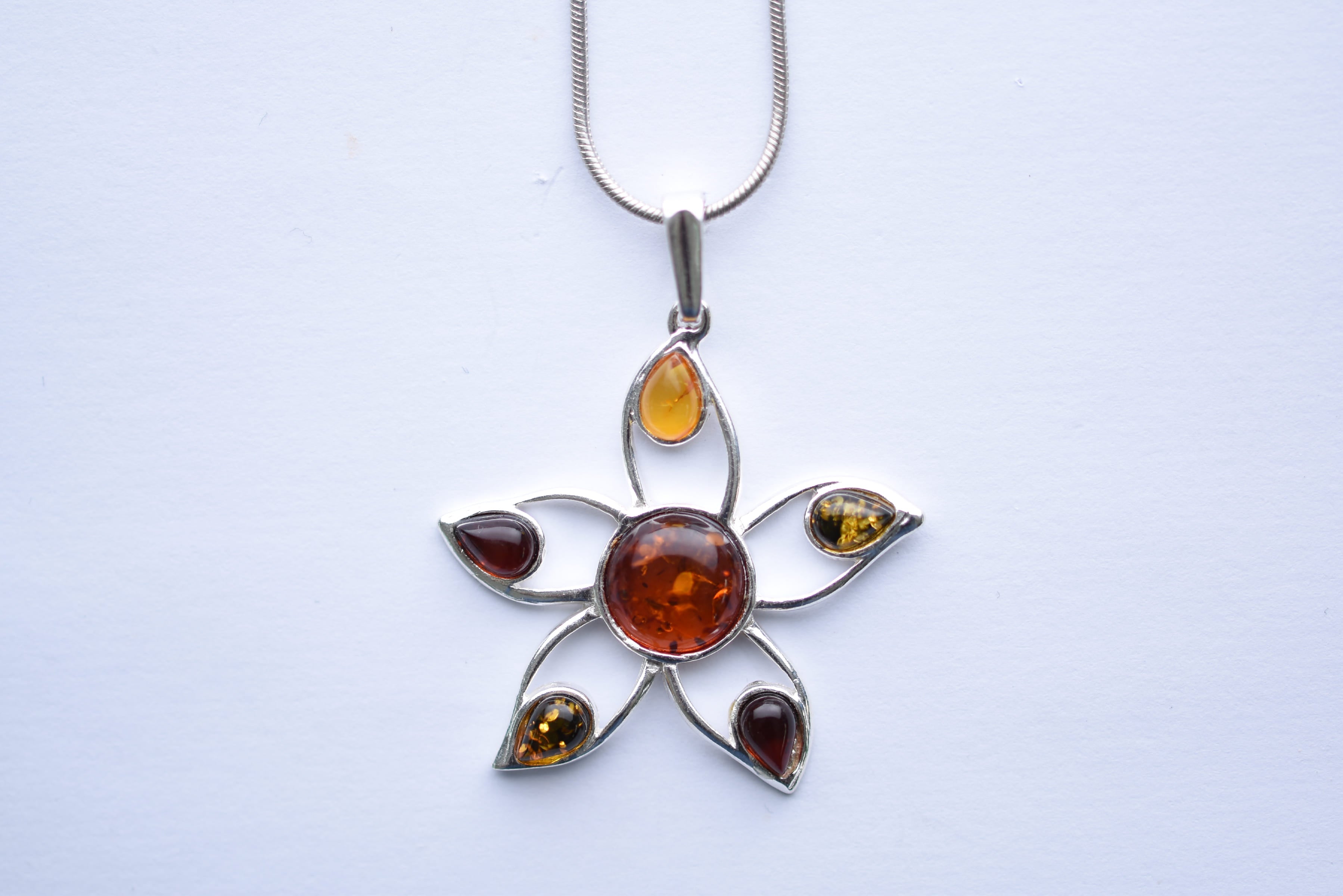 Lengyel borostyán medál ezüst foglalatban