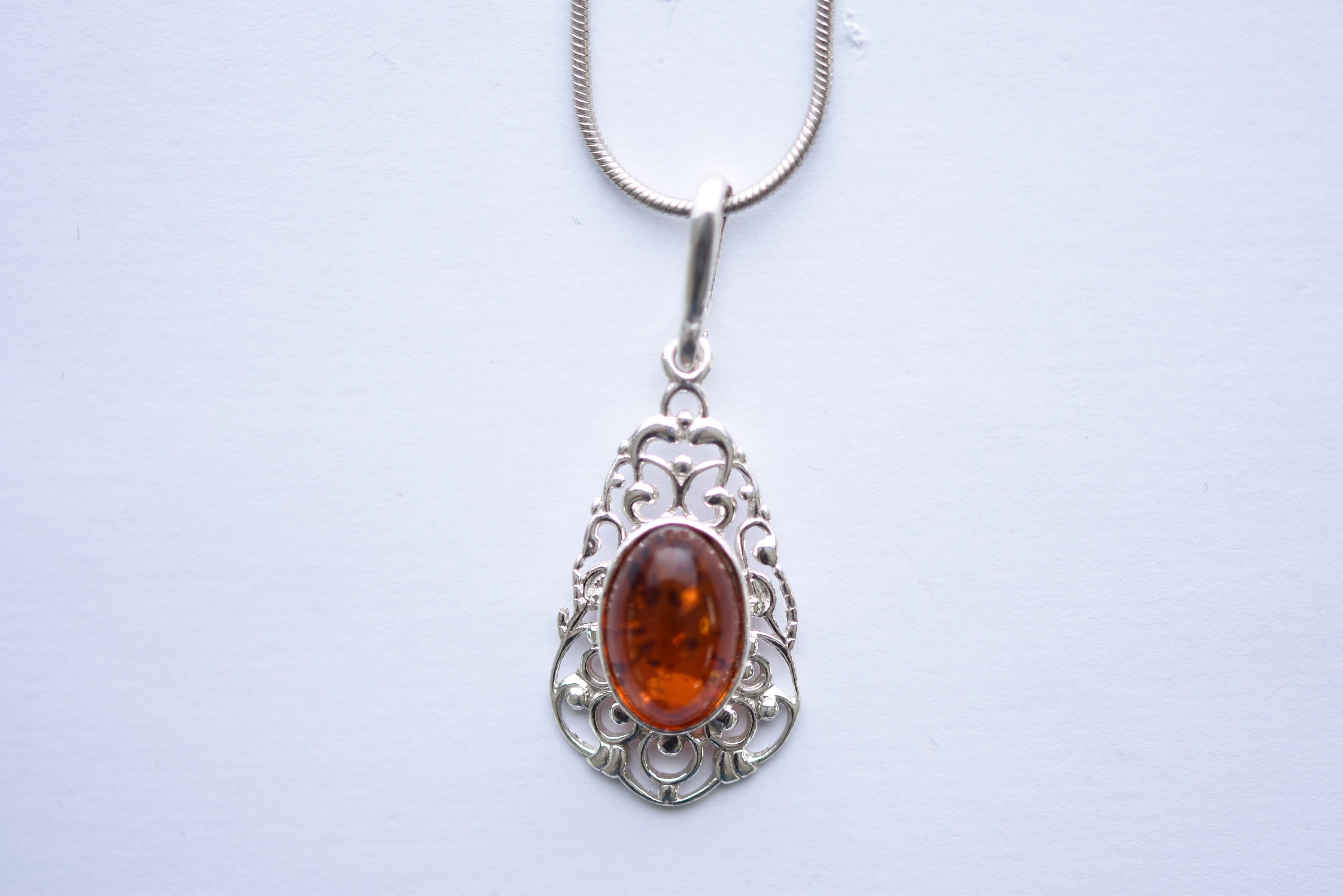 Lengyel borostyán medál ezüst foglalatban