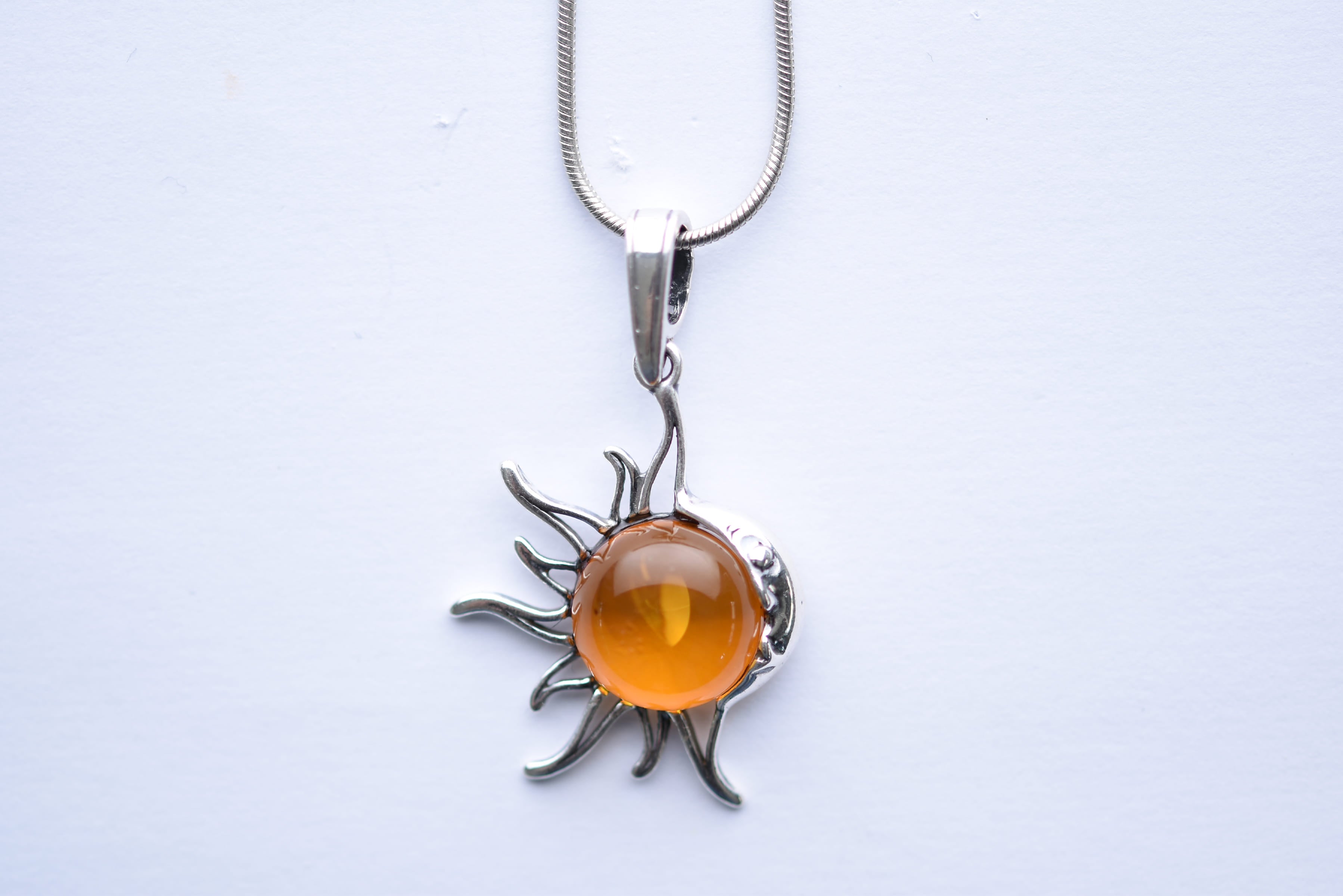 Lengyel borostyán medál ezüst foglalatban