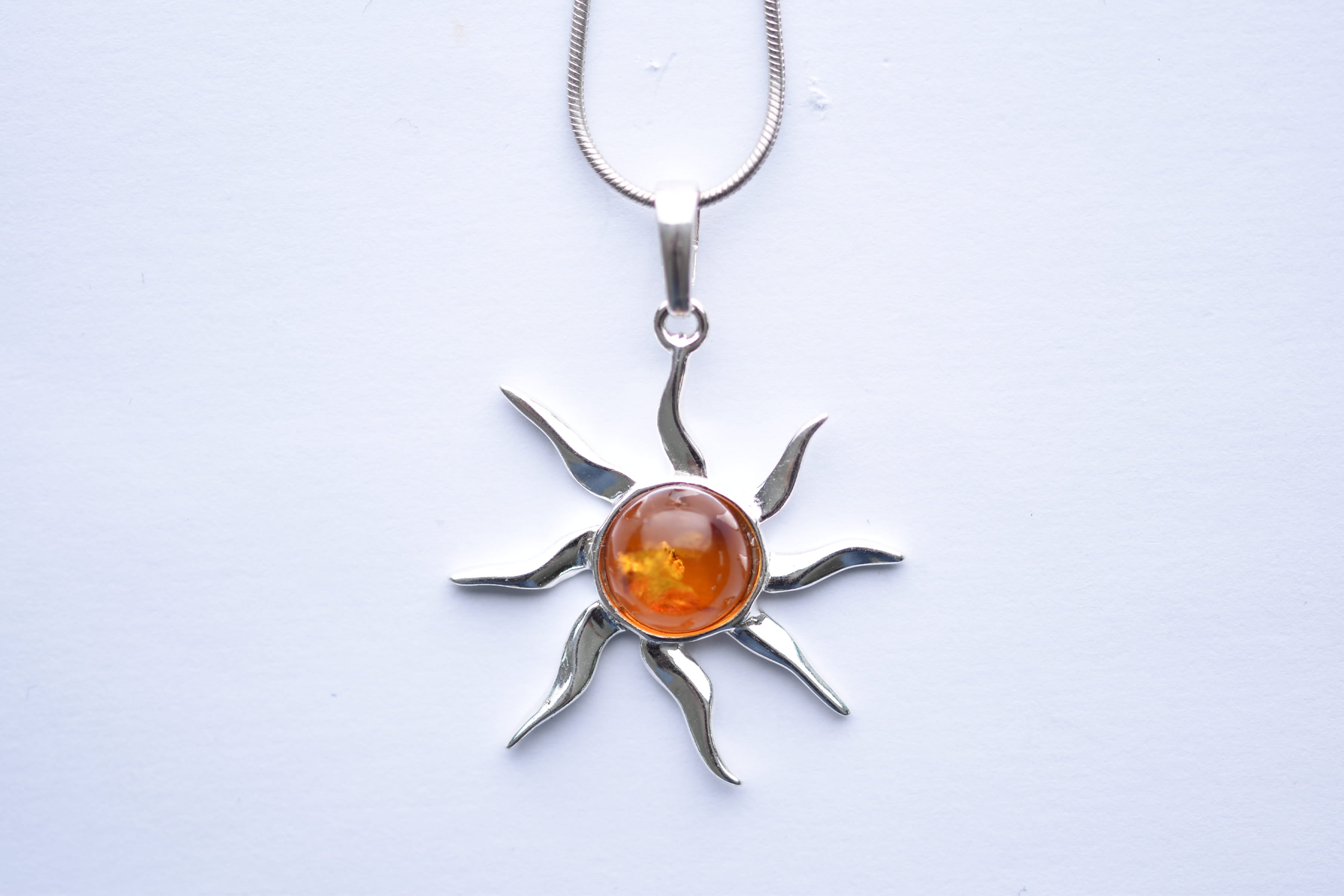 Lengyel borostyán medál ezüst foglalatban