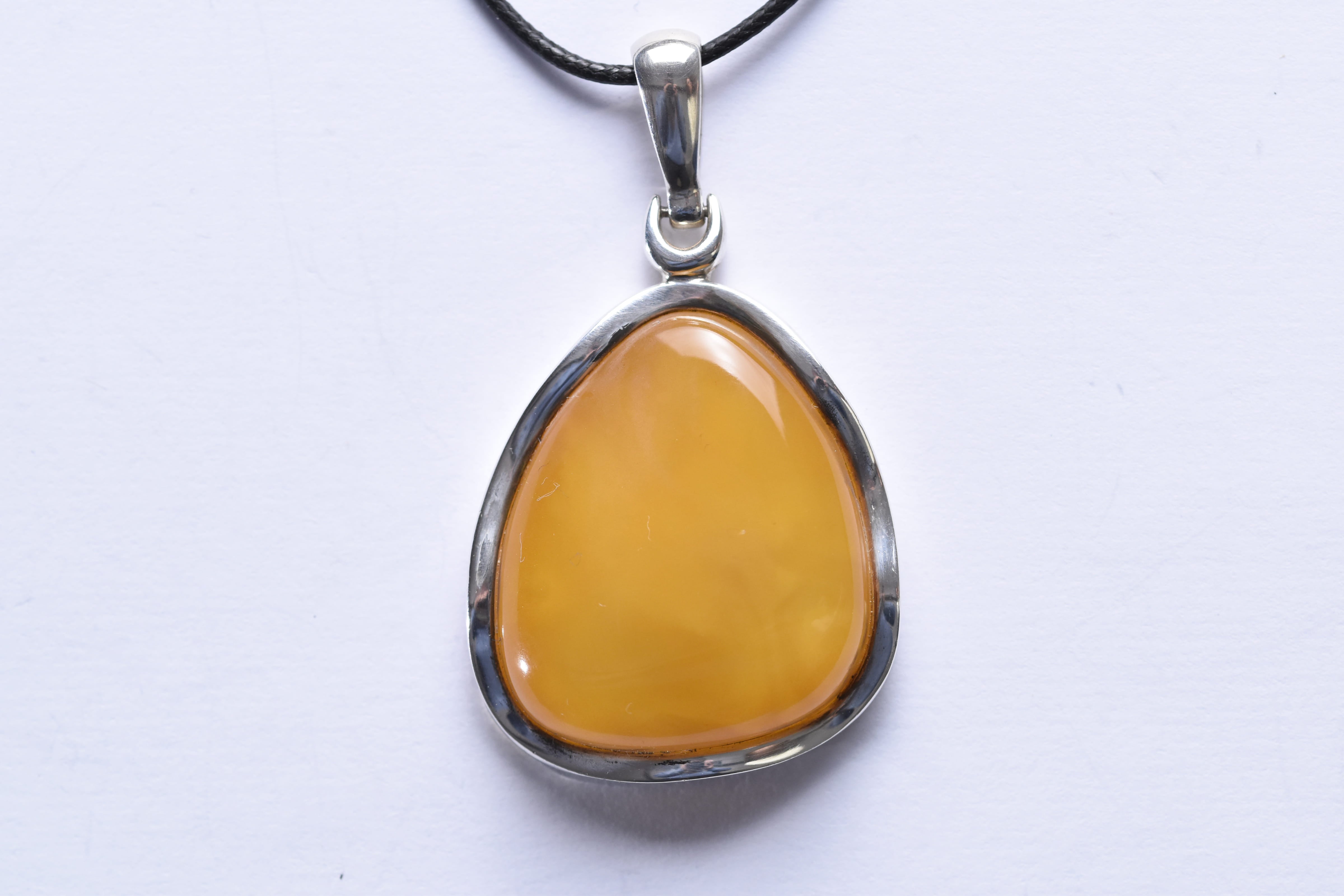 Lengyel borostyánkő medál ezüst foglalatban