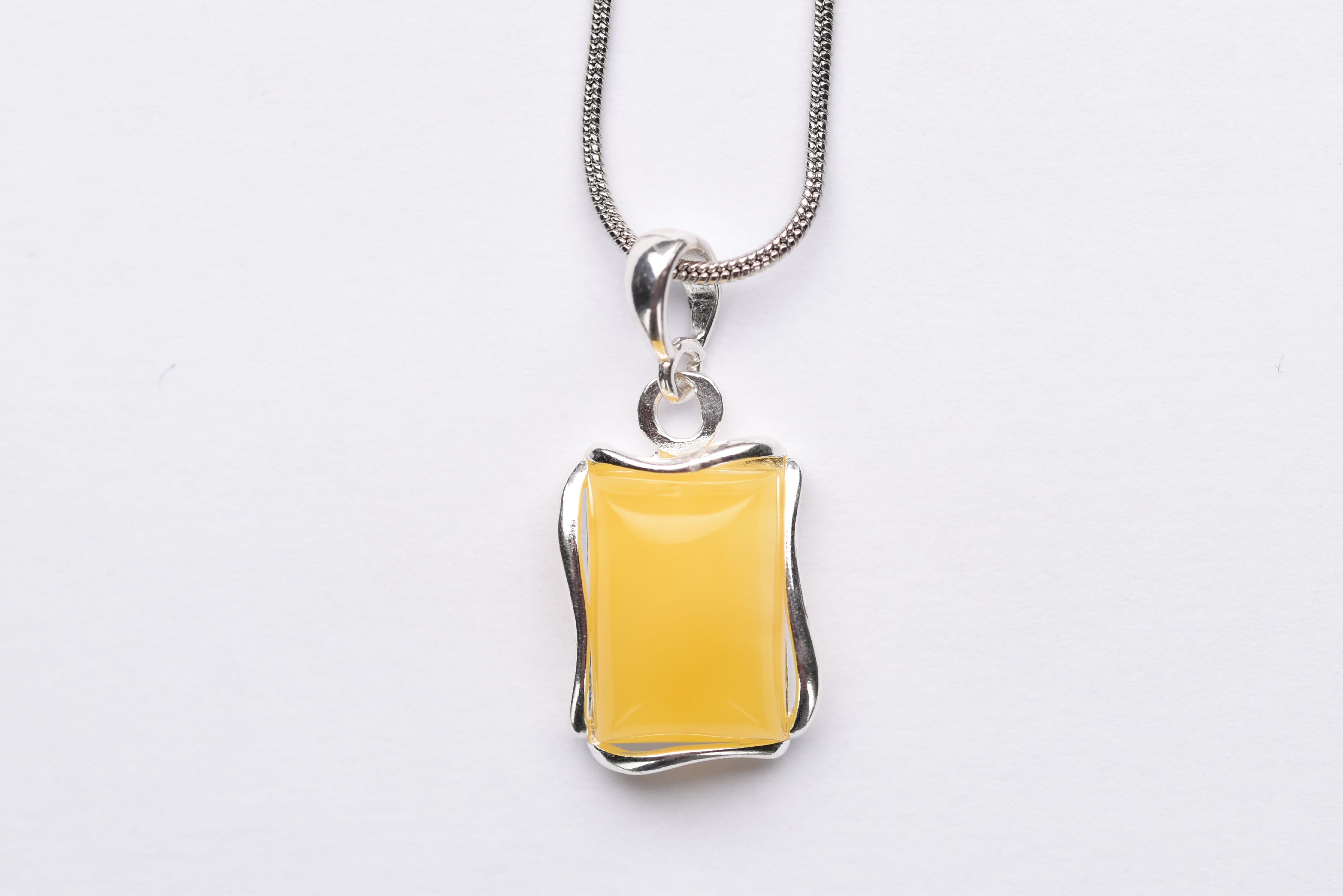 Lengyel borostyánkő medál ezüst foglalatban