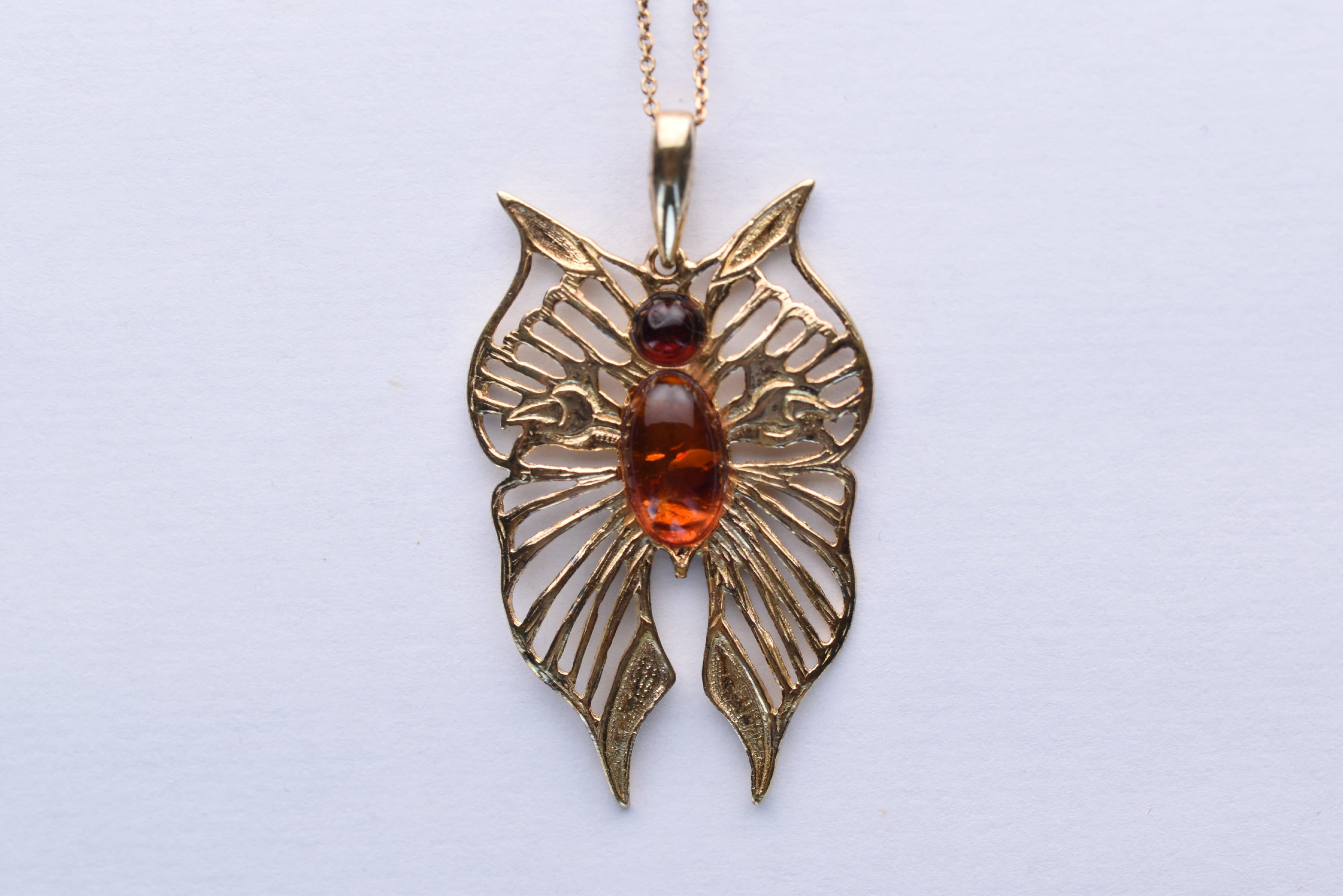 Lengyel borostyán köves medál aranyozott ezüst foglalatban