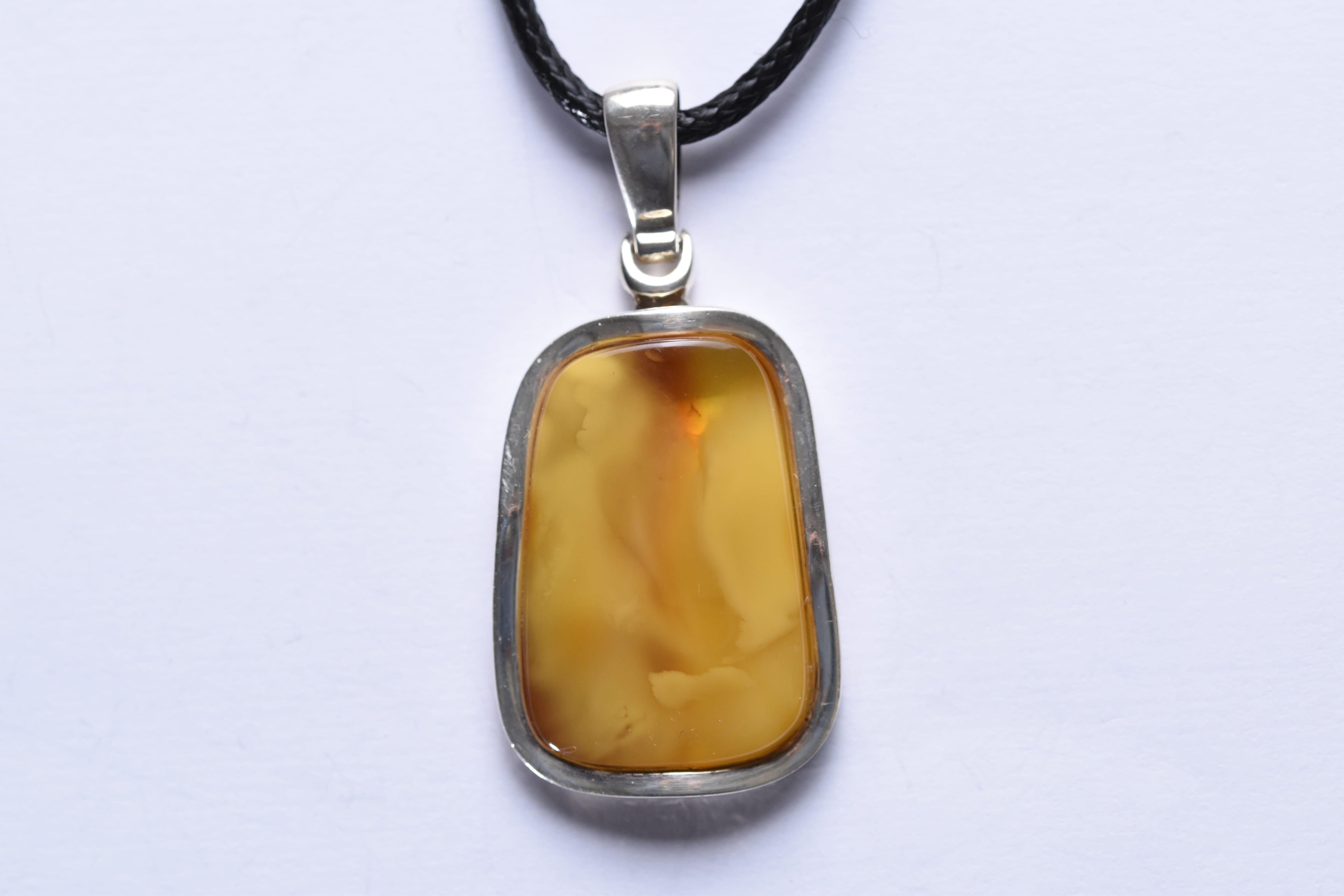 Lengyel borostyánkő medál ezüst foglalatban