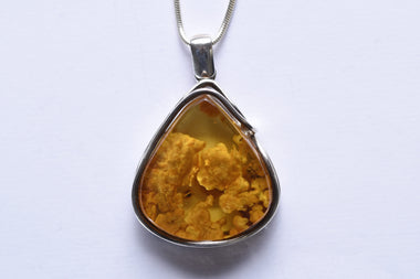 Lengyel borostyánkő medál ezüst foglalatban