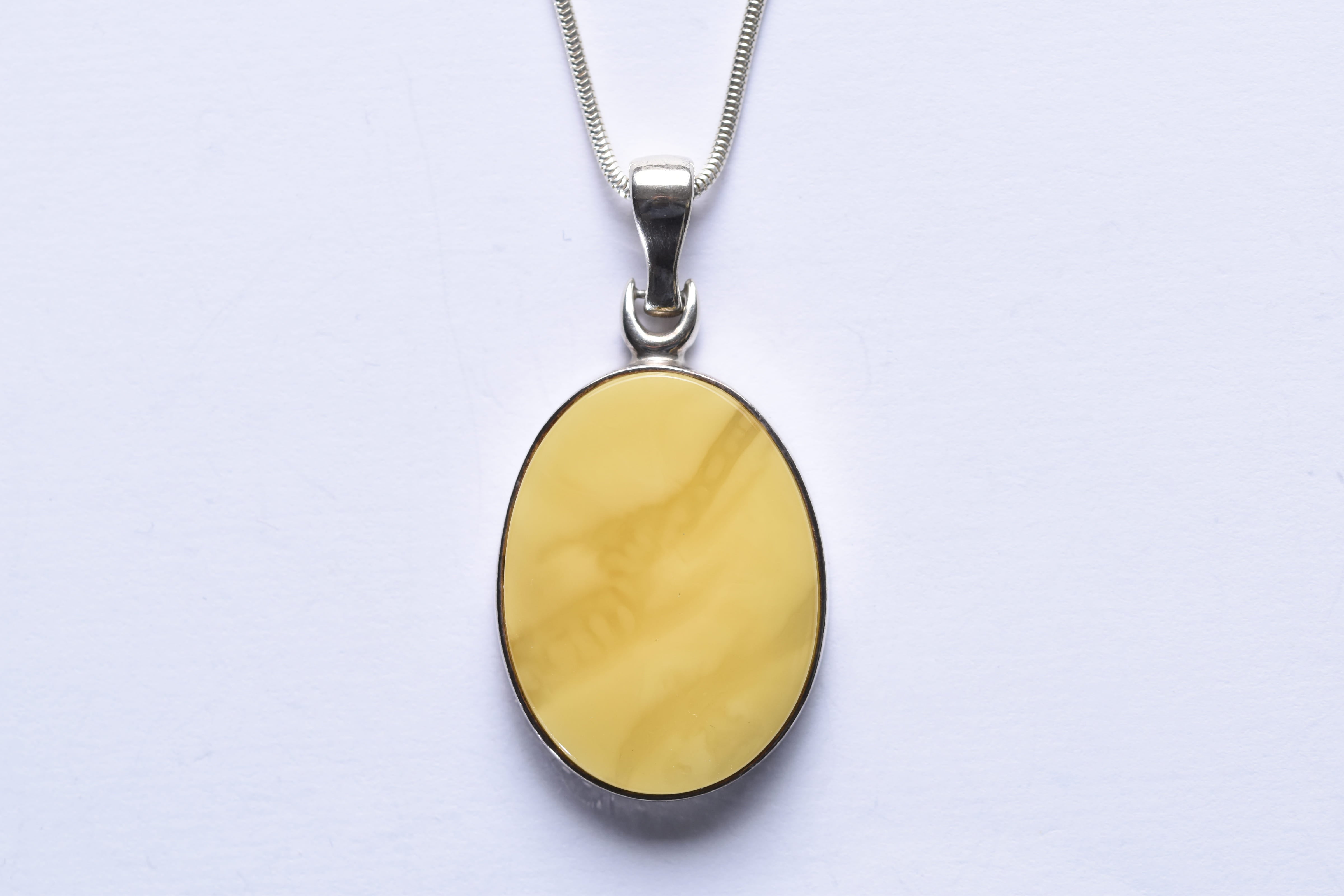 Lengyel borostyánkő medál ezüst foglalatban
