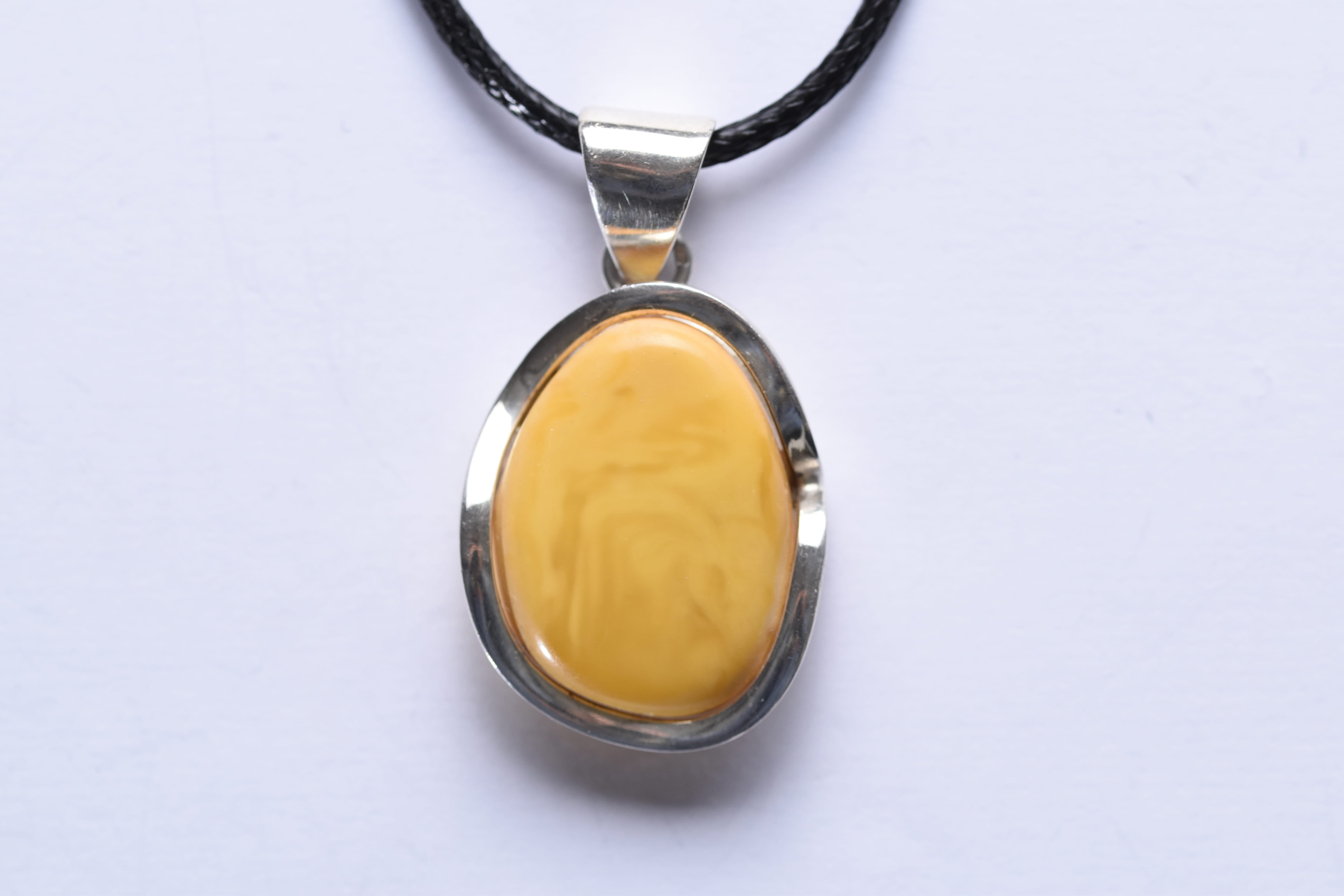 Lengyel borostyánkő medál ezüst foglalatban
