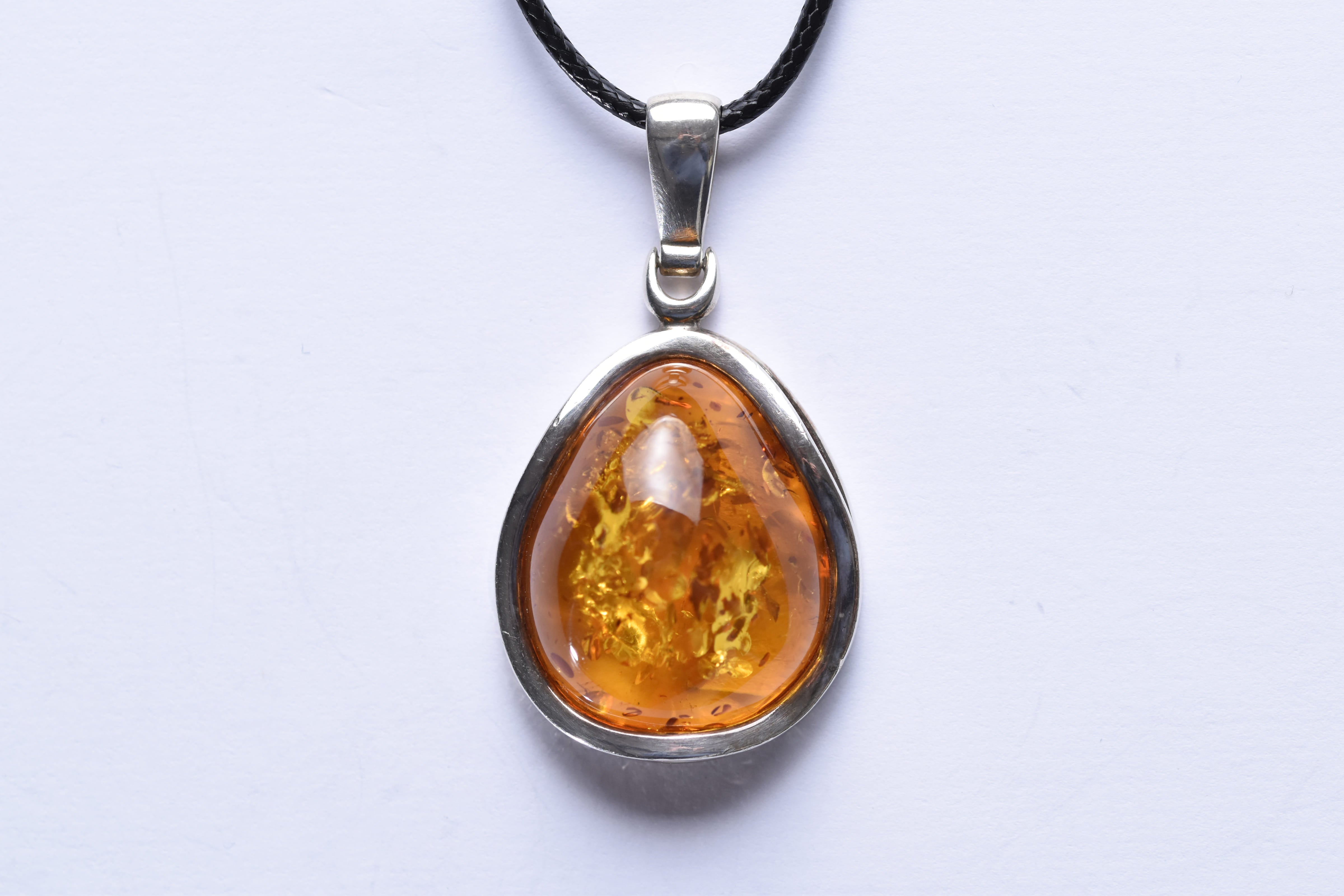 Lengyel borostyánkő medál ezüst foglalatban
