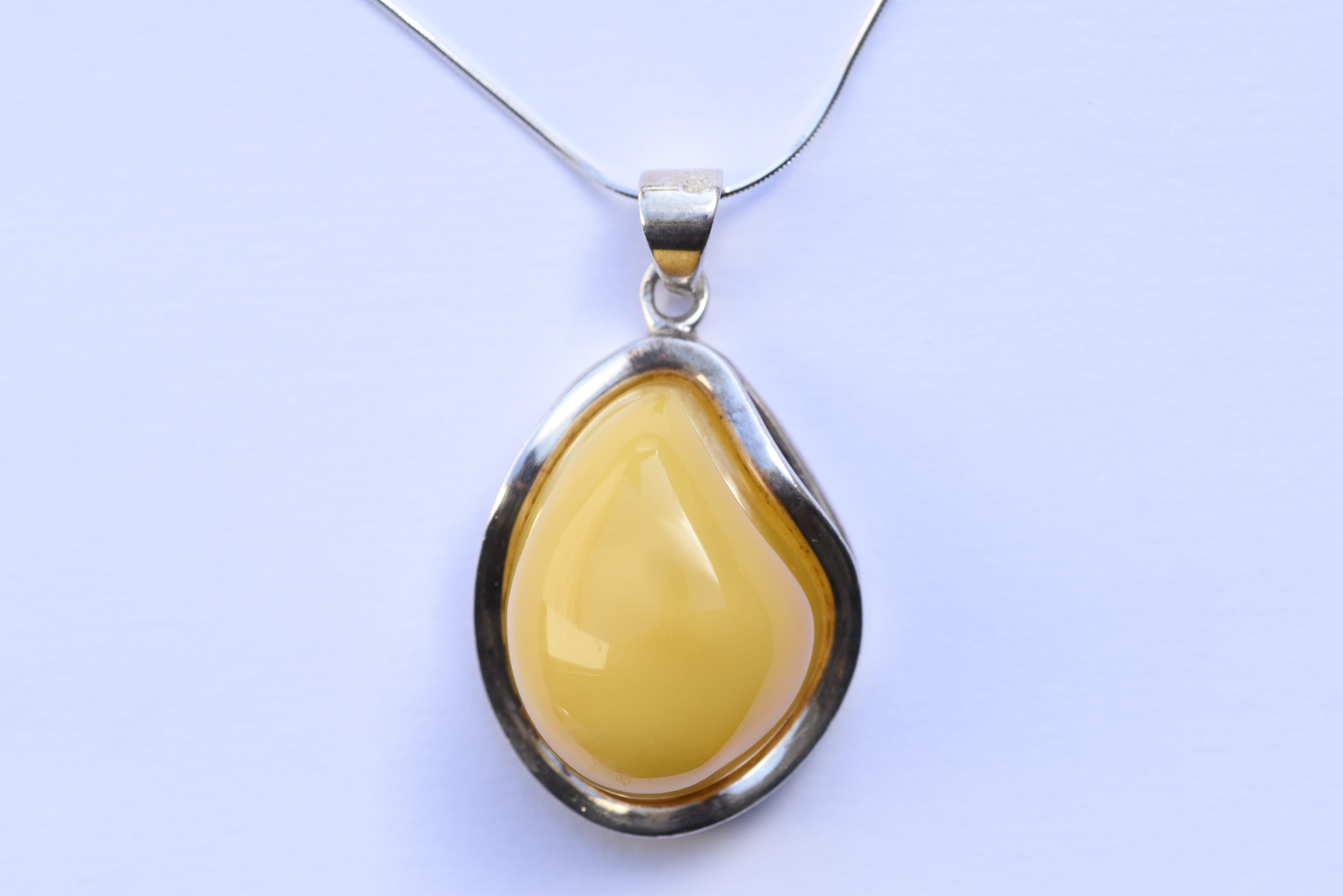 Lengyel borostyánkő medál ezüst foglalatban