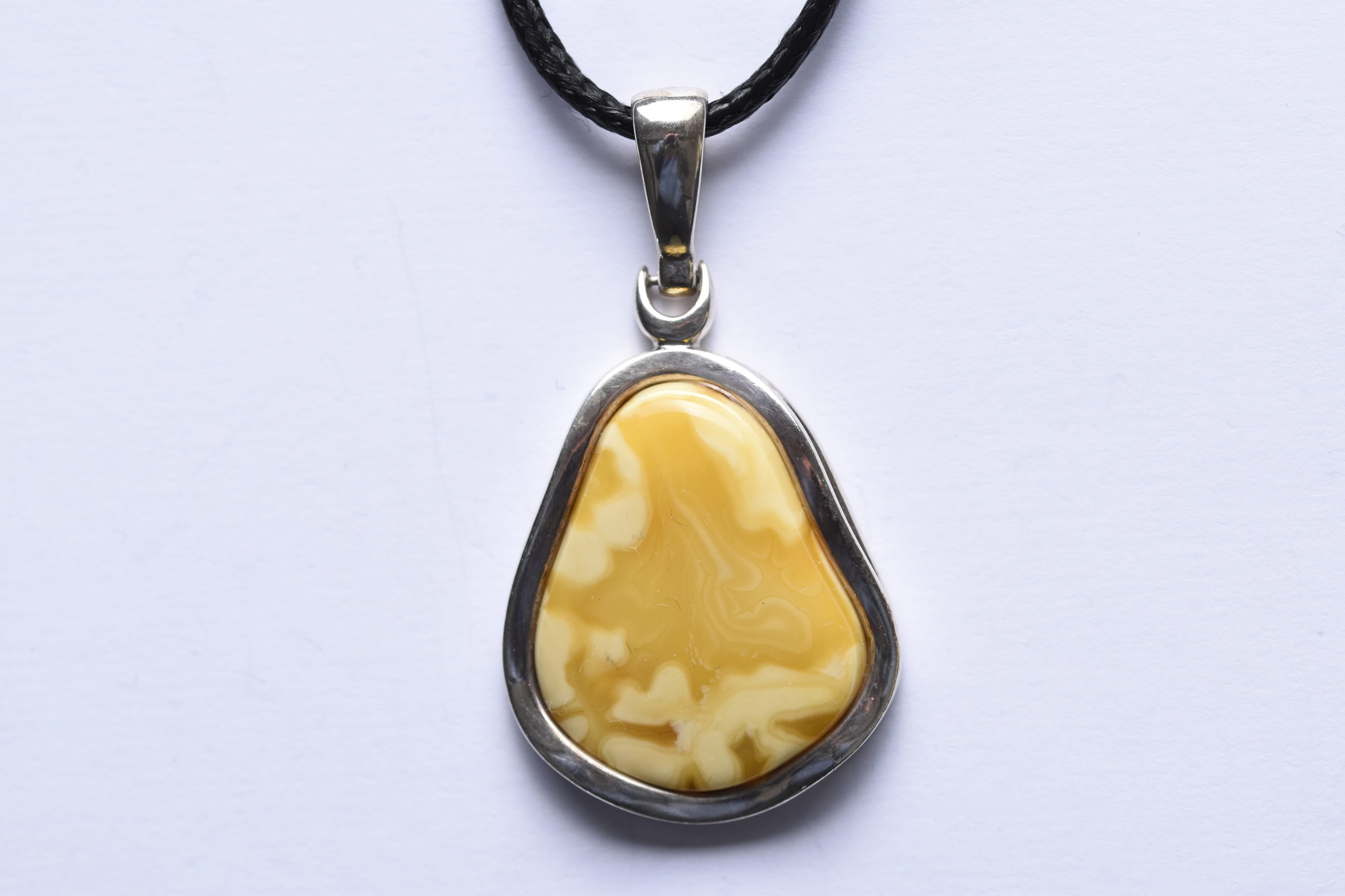 Lengyel borostyánkő medál ezüst foglalatban