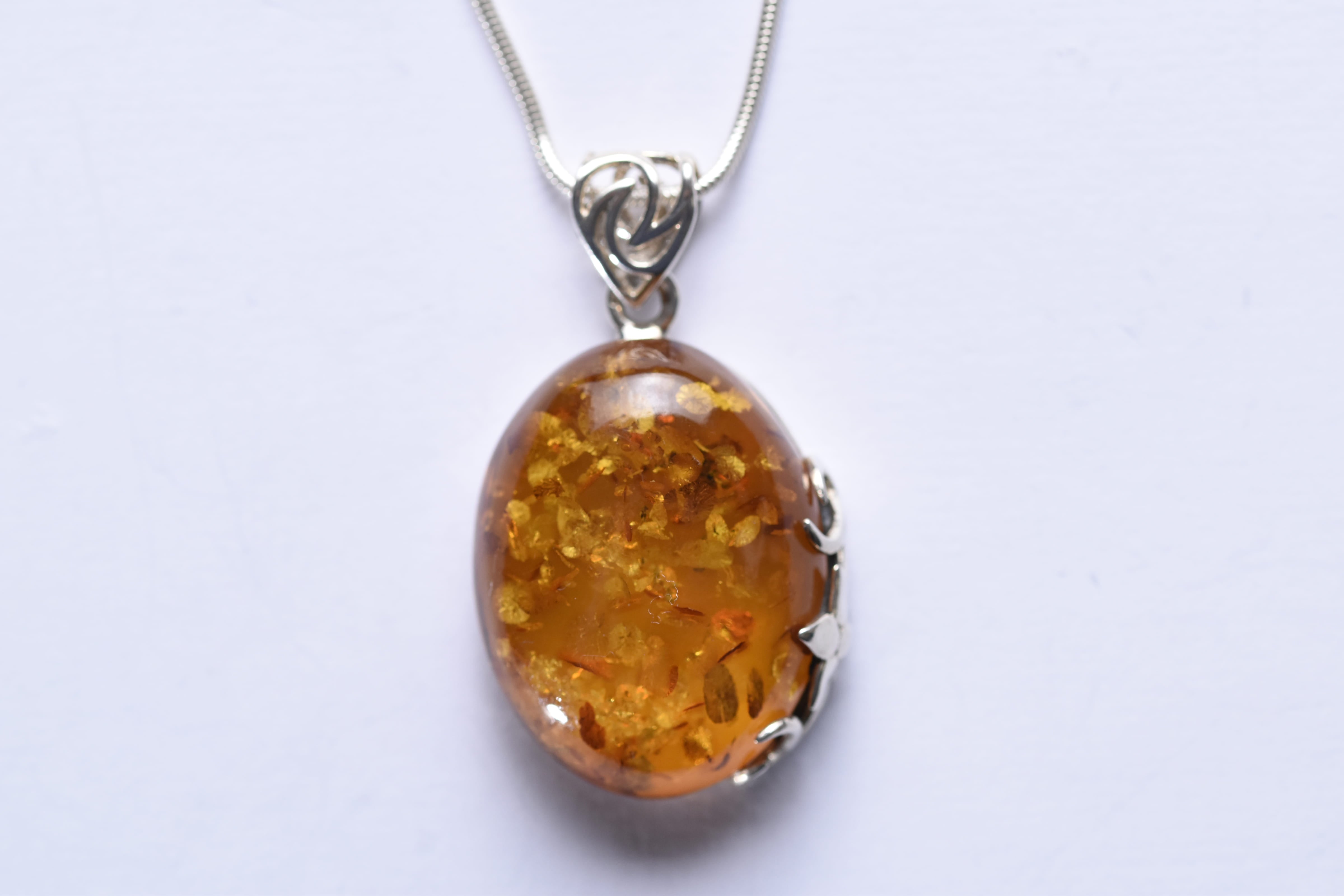 Lengyel borostyánkő medál ezüst foglalatban