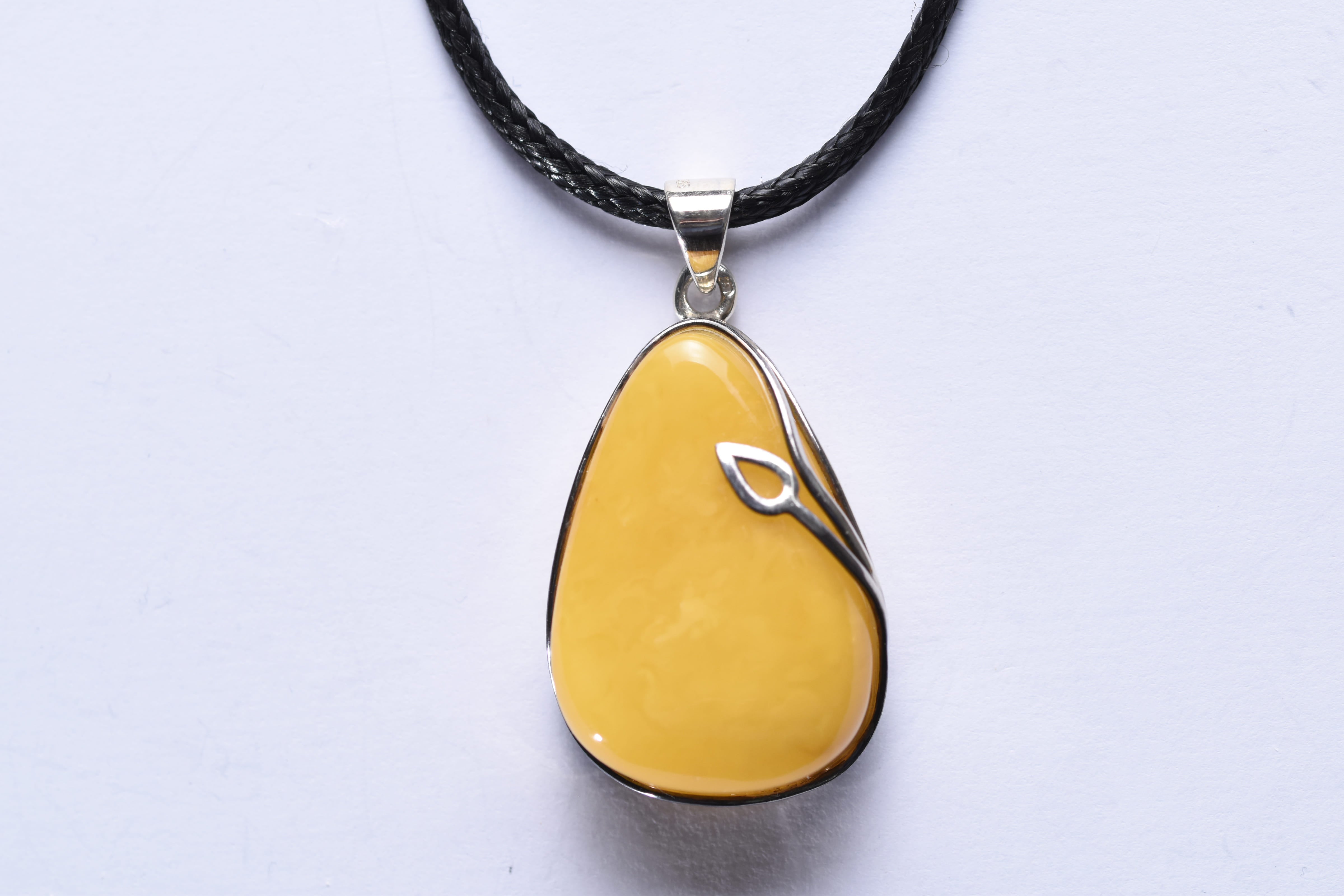 Lengyel borostyánkő medál ezüst foglalatban