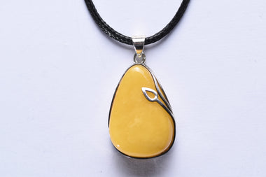 Lengyel borostyánkő medál ezüst foglalatban