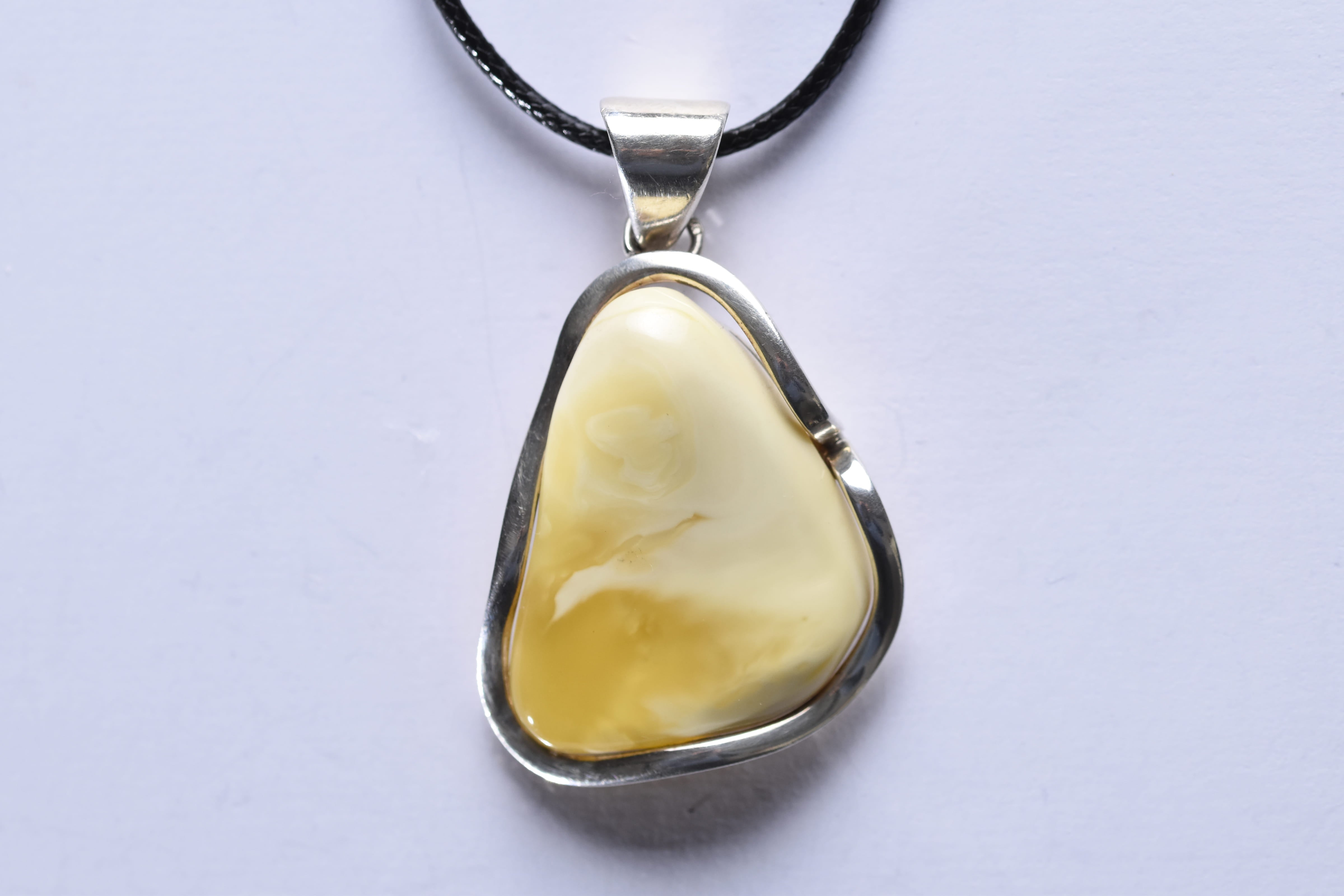 Lengyel borostyánkő medál ezüst foglalatban