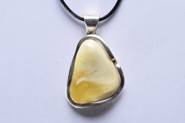 Lengyel borostyánkő medál ezüst foglalatban