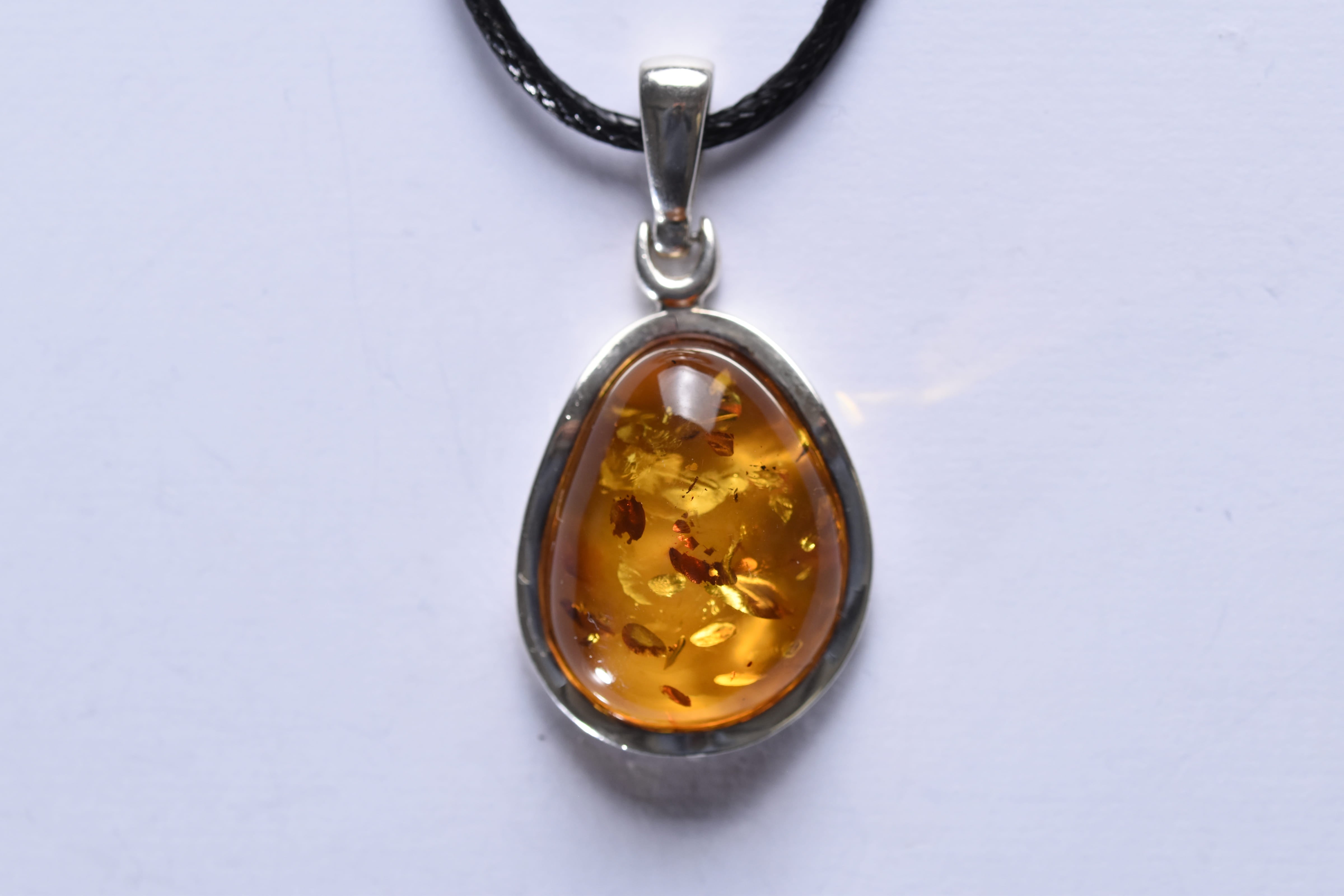 Lengyel borostyánkő medál ezüst foglalatban