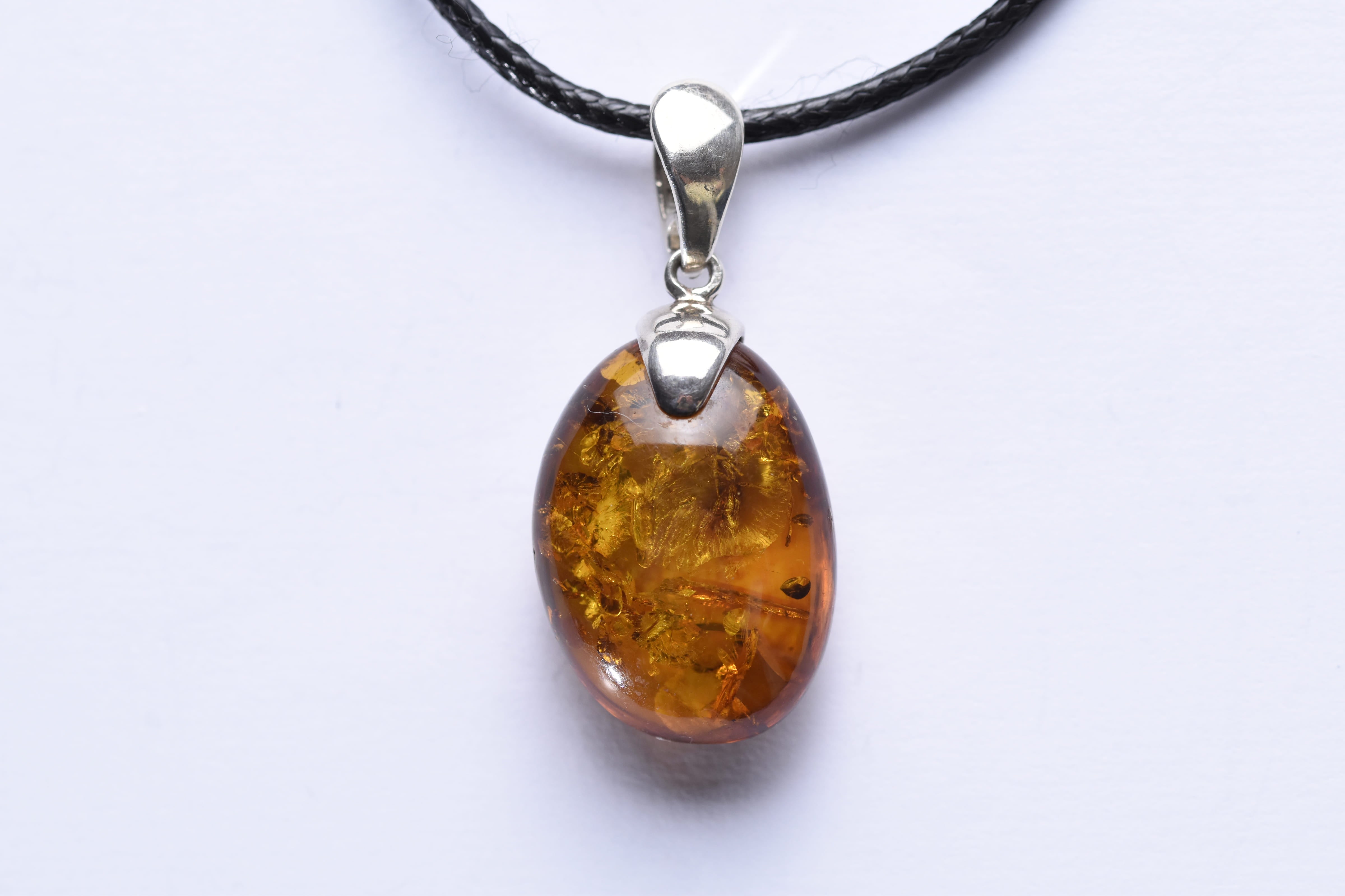 Lengyel borostyánkő medál ezüst foglalatban