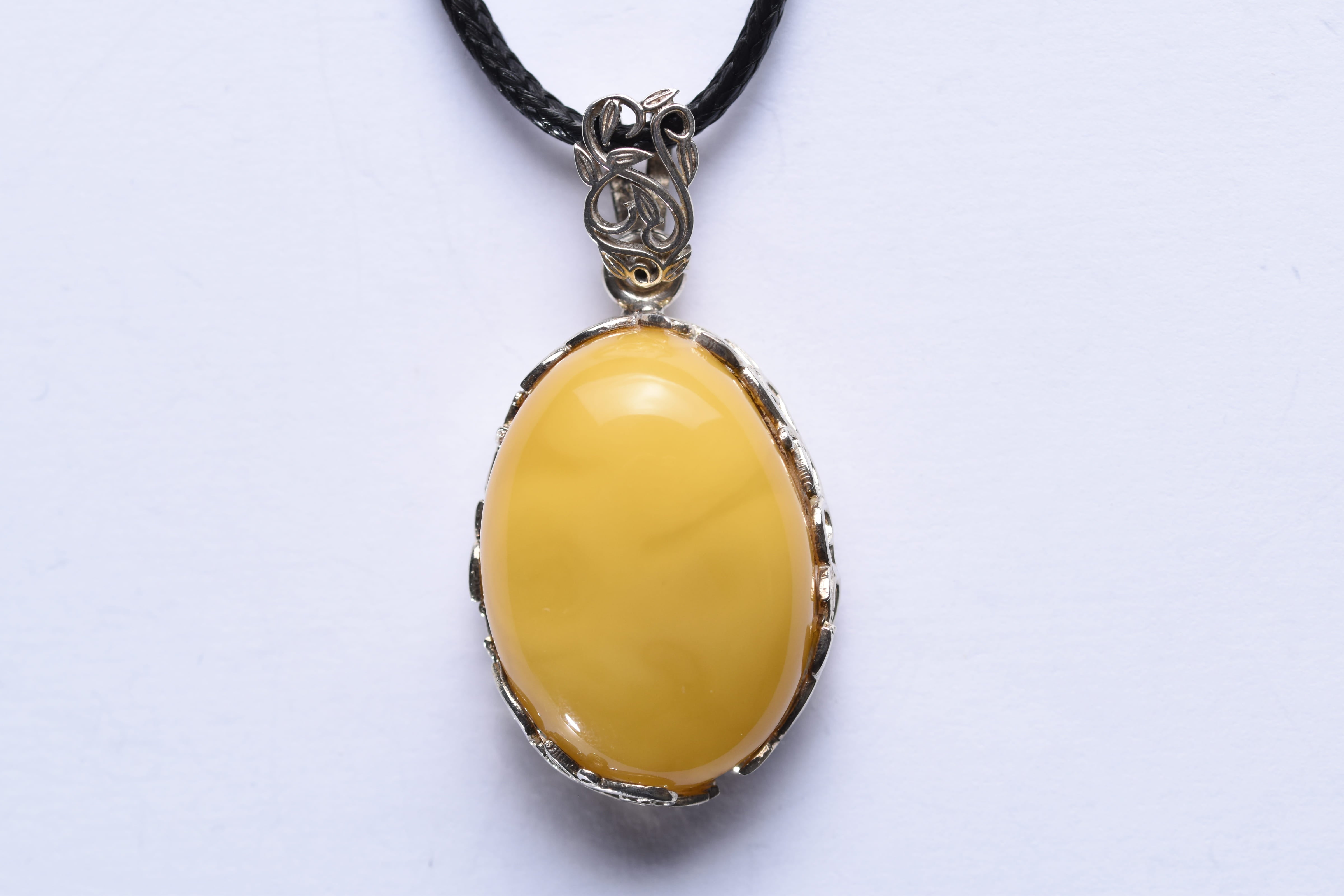 Lengyel borostyánkő medál ezüst foglalatban
