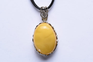 Lengyel borostyánkő medál ezüst foglalatban