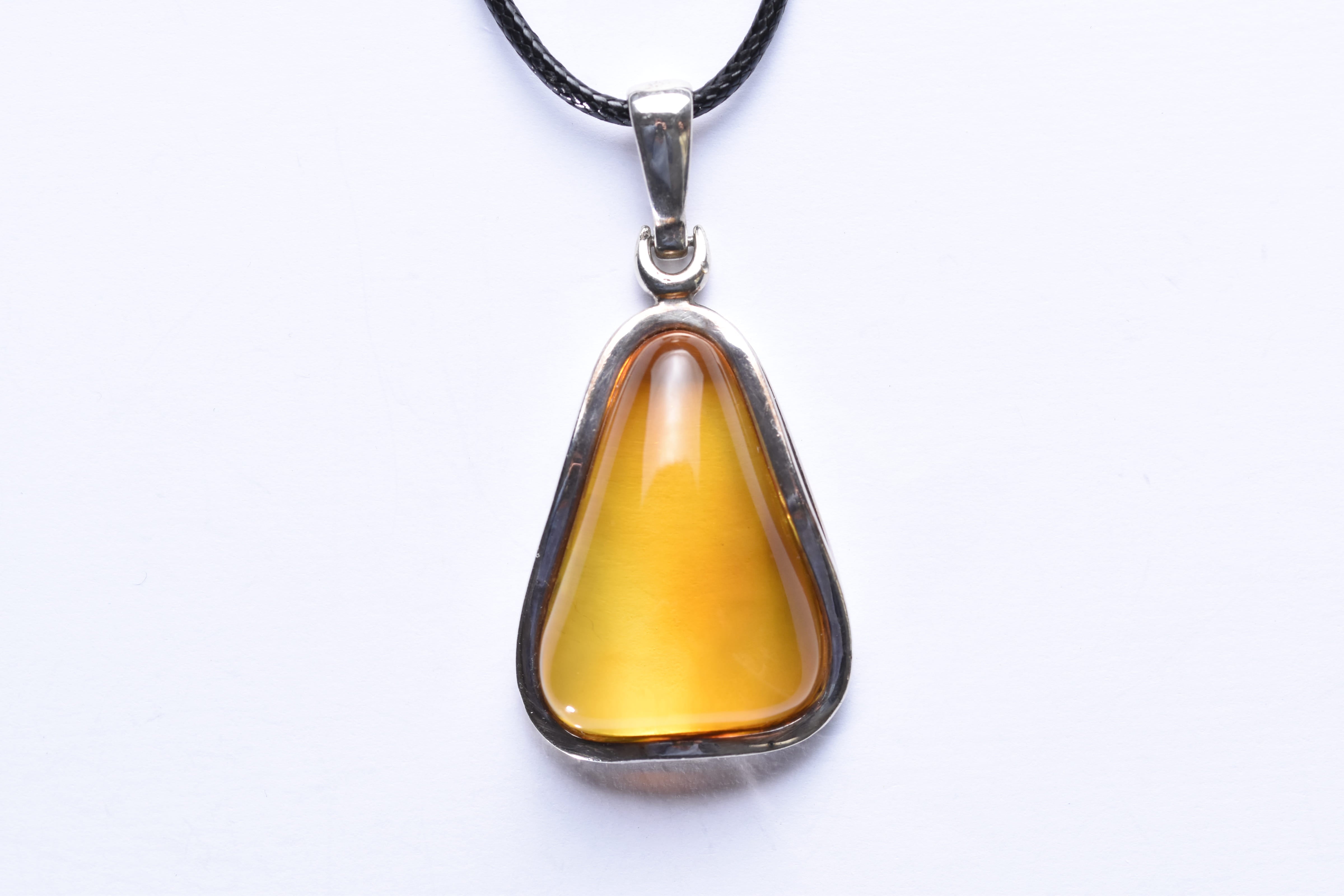 Lengyel borostyánkő medál ezüst foglalatban