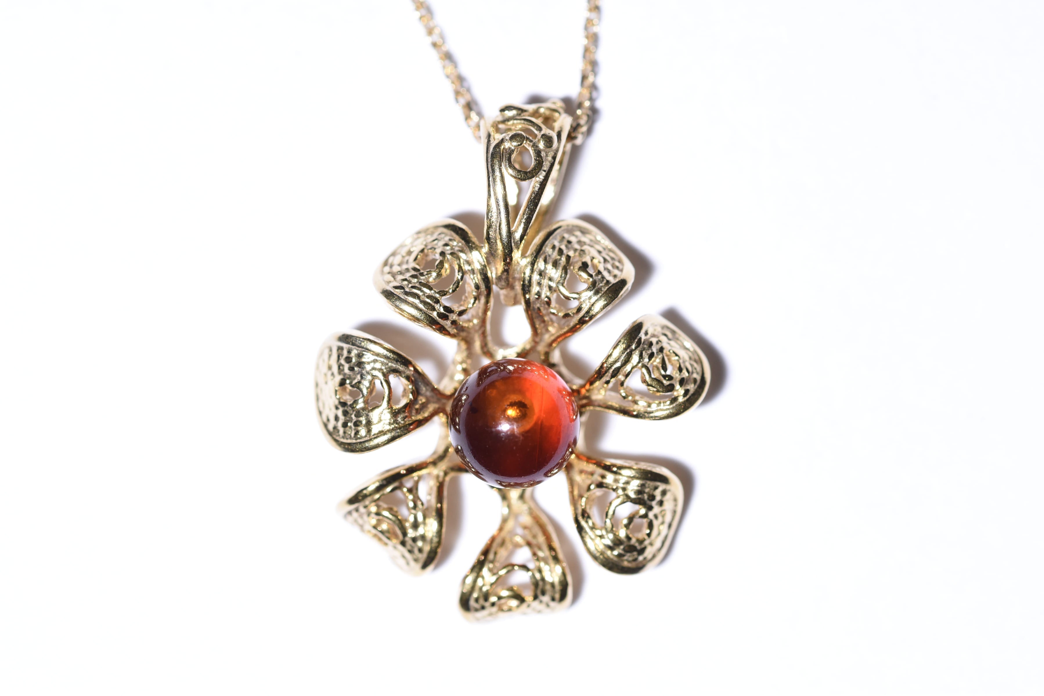 Lengyel borostyánkő medál aranyozott ezüstbe foglalva