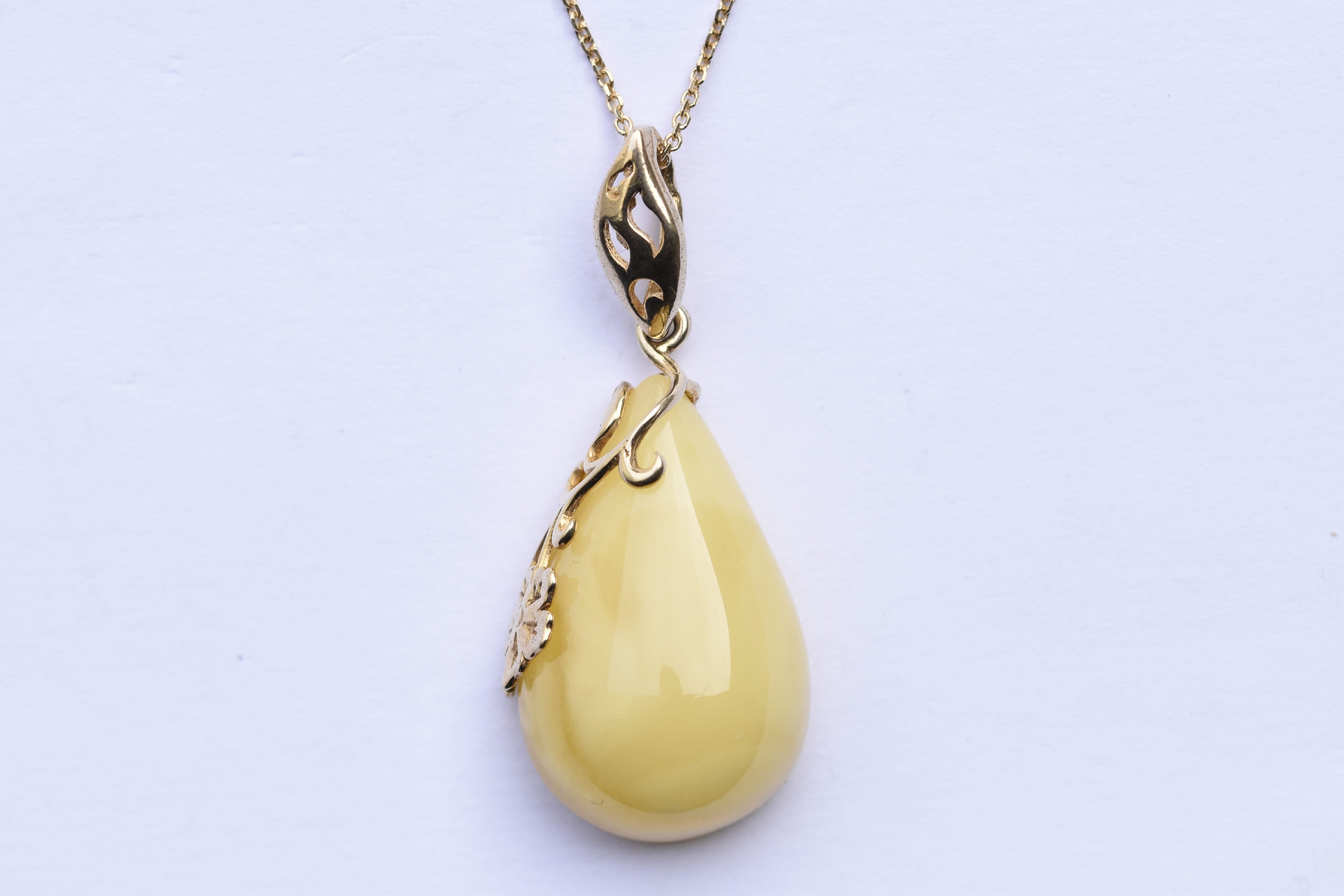 Lengyel borostyánkő medál aranyozott ezüstbe foglalva