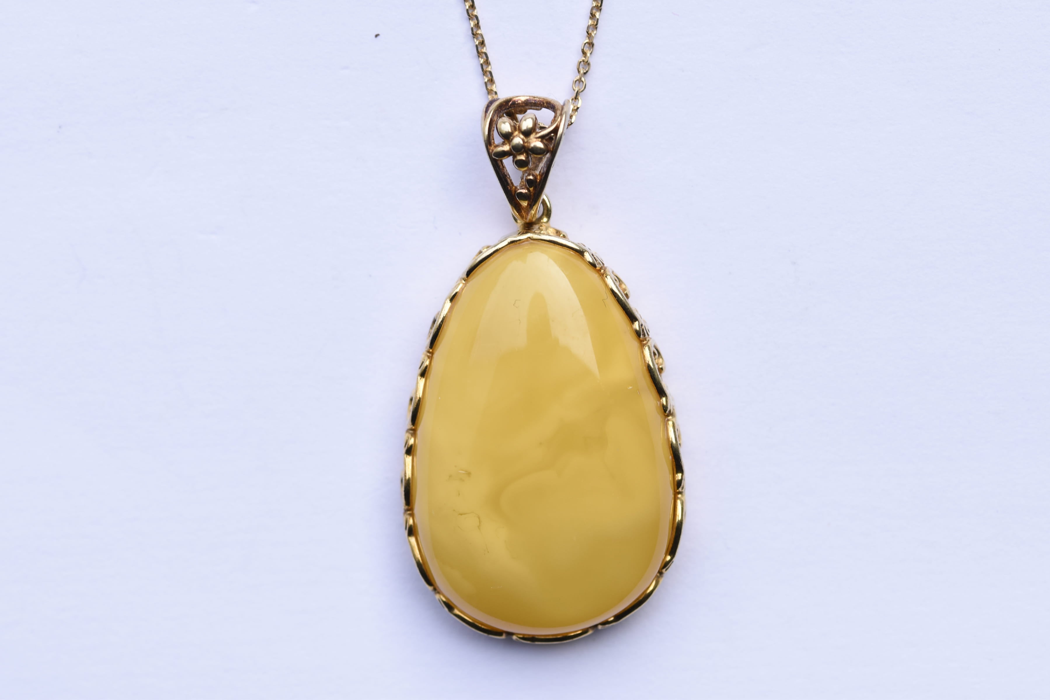 Lengyel borostyánkő medál aranyozott ezüstbe foglalva