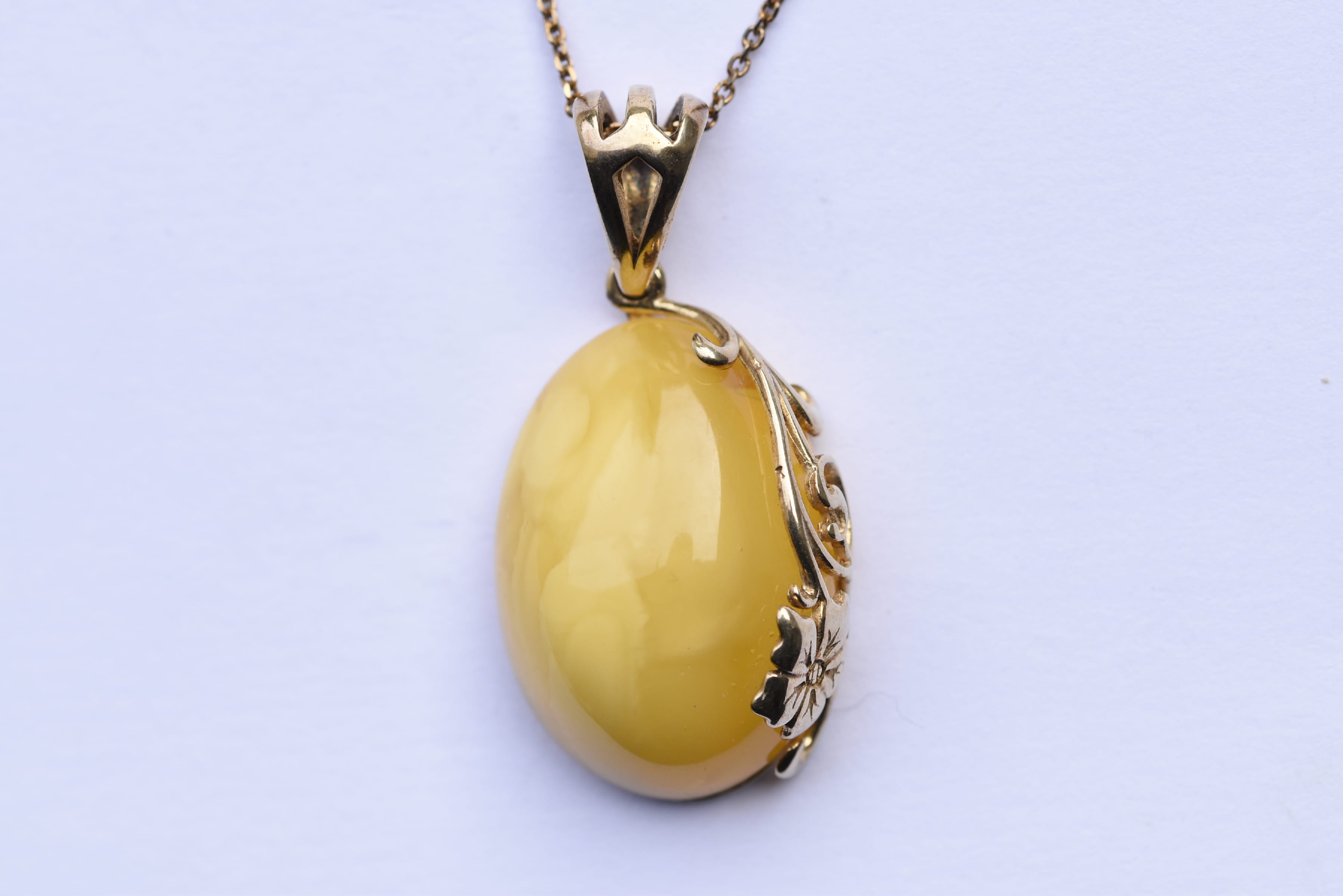 Lengyel borostyánkő medál aranyozott ezüstbe foglalva