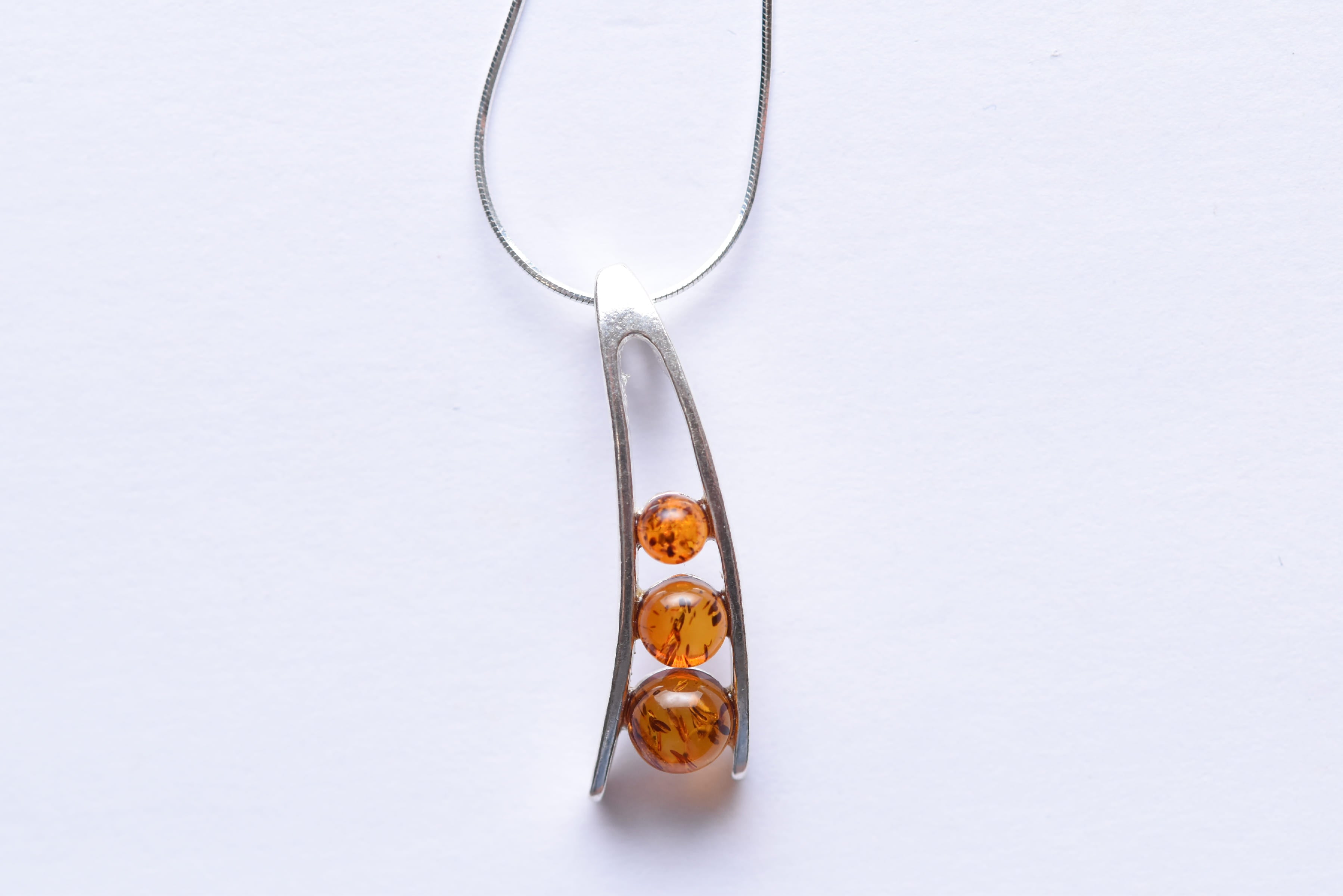 Lengyel borostyán medál ezüst foglalatban